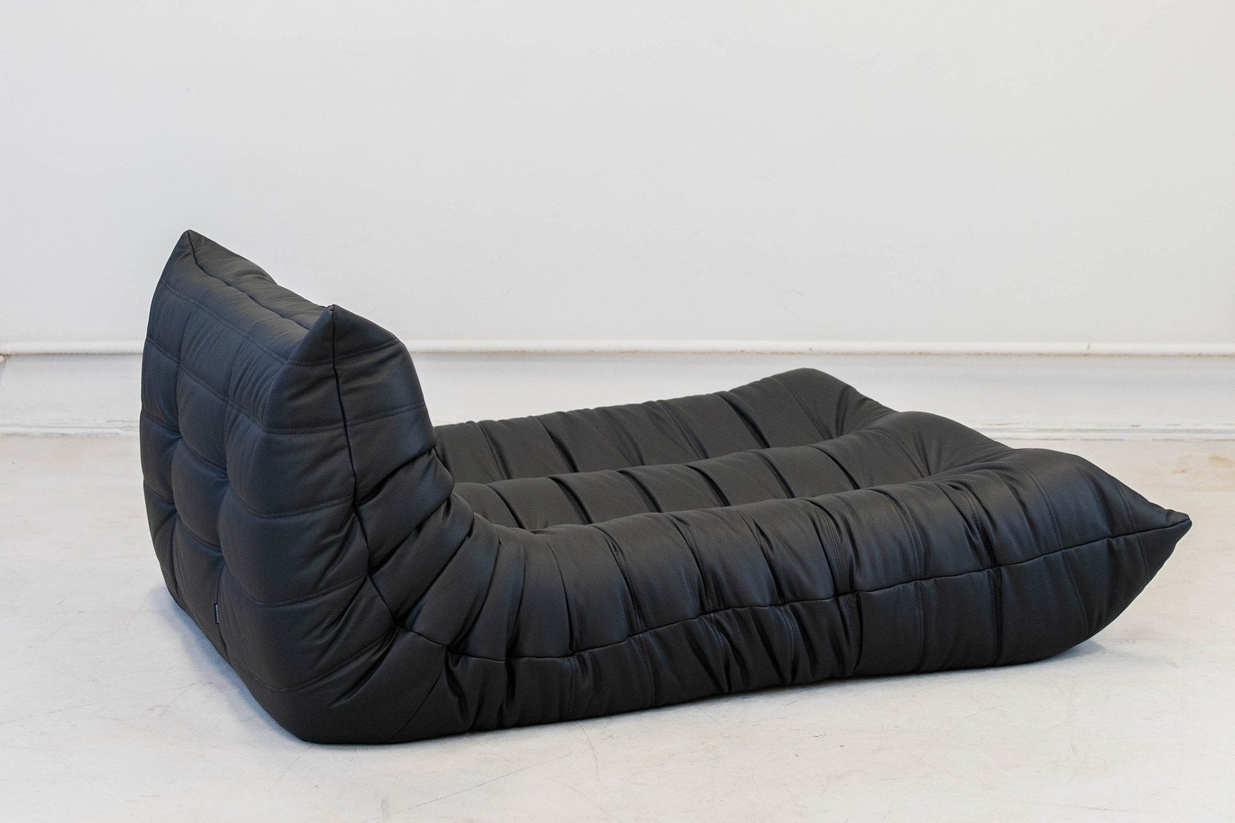 Togo_Chaise_Lounge_in_Black_Leather_by_Michel_Ducaroy_for_Ligne_Roset,_France,_1977