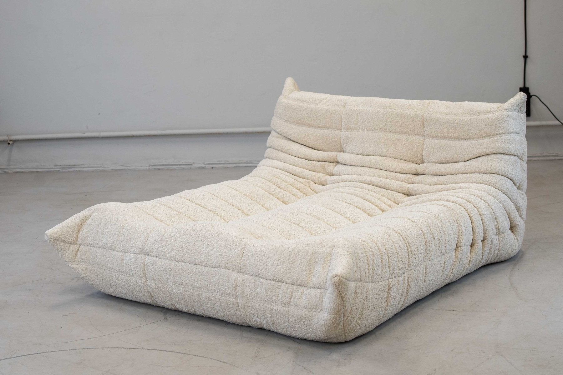 Togo_Chaise_Lounge_in_Bouclette_White_Fabric_by_Michel_Ducaroy_for_Ligne_Roset,_France,_1978