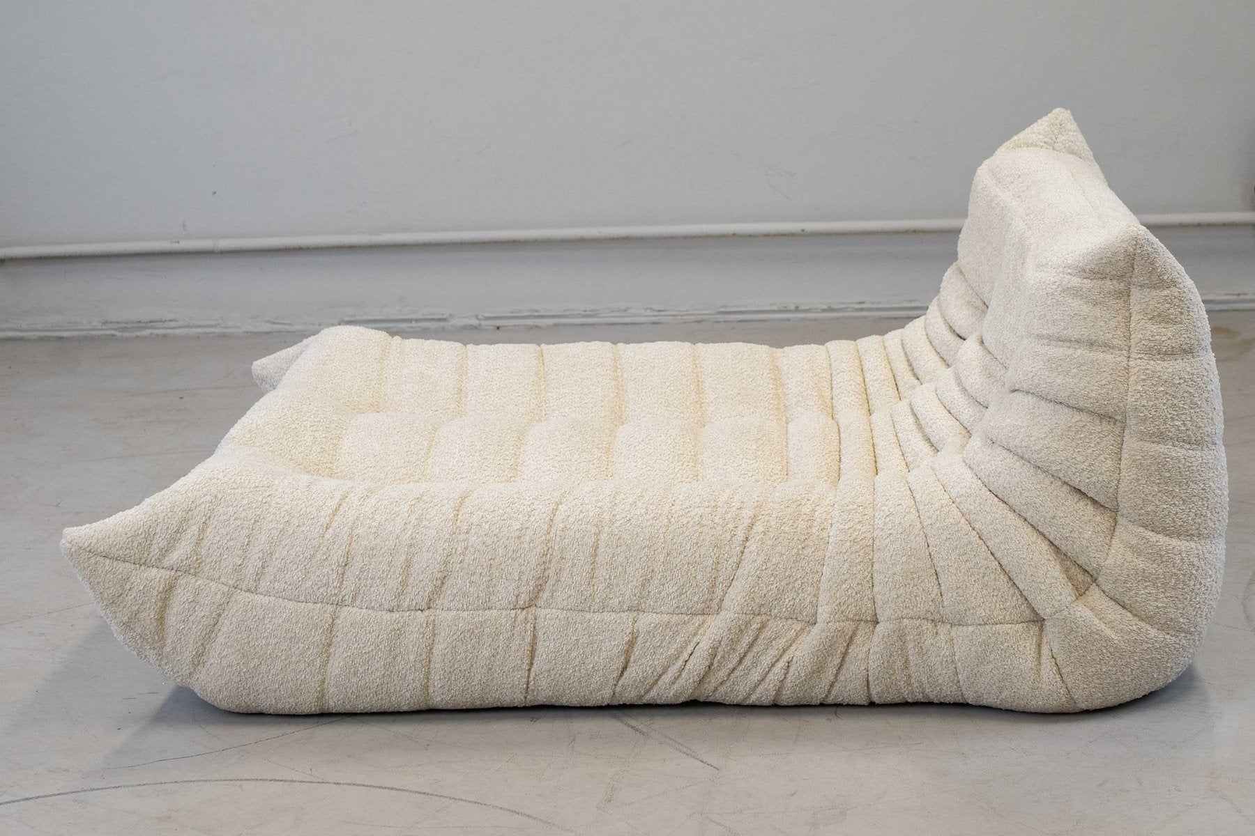 Togo_Chaise_Lounge_in_Bouclette_White_Fabric_by_Michel_Ducaroy_for_Ligne_Roset,_France,_1978