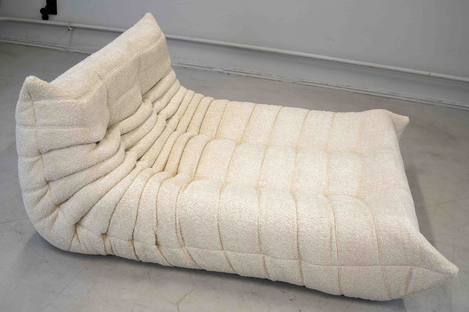 Togo_Chaise_Lounge_in_Bouclette_White_Fabric_by_Michel_Ducaroy_for_Ligne_Roset,_France,_1978