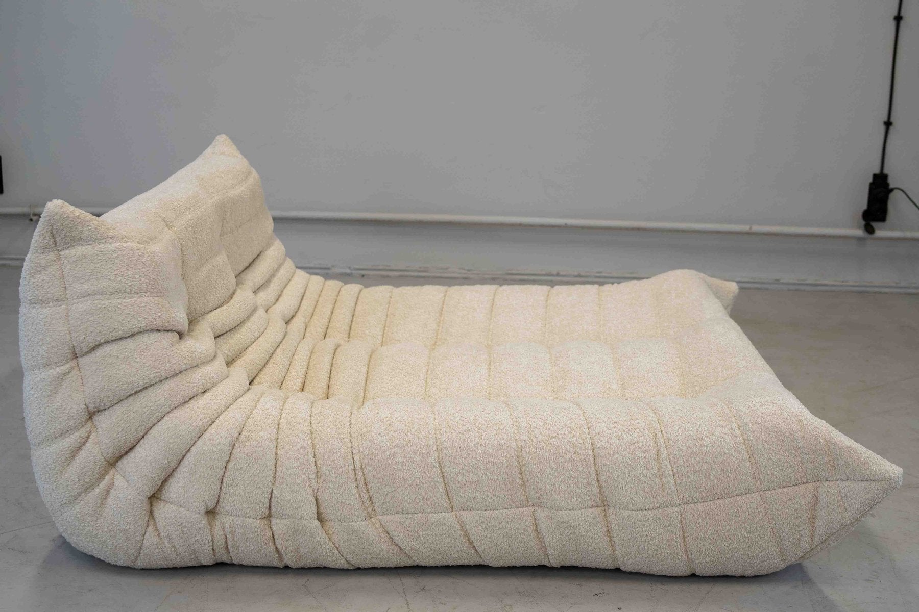 Togo_Chaise_Lounge_in_Bouclette_White_Fabric_by_Michel_Ducaroy_for_Ligne_Roset,_France,_1978