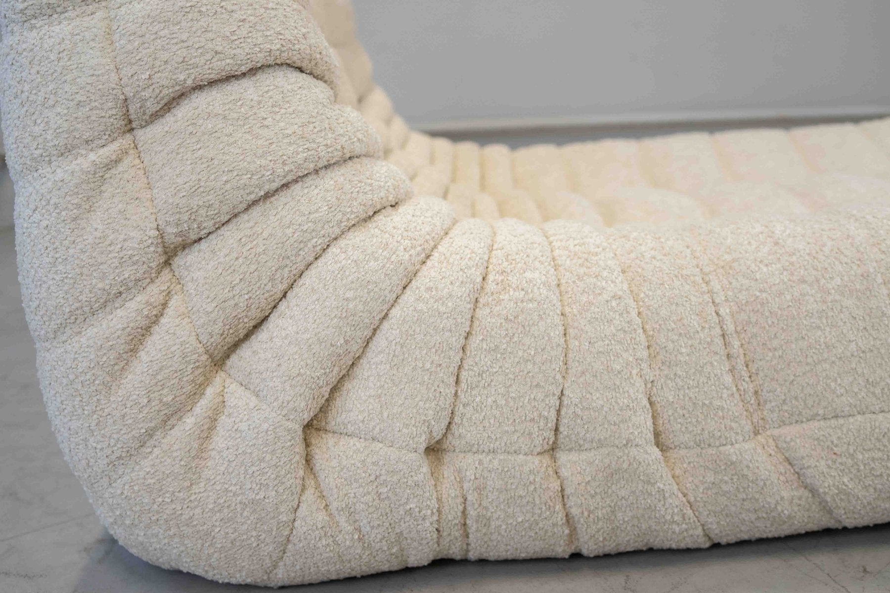 Togo_Chaise_Lounge_in_Bouclette_White_Fabric_by_Michel_Ducaroy_for_Ligne_Roset,_France,_1978