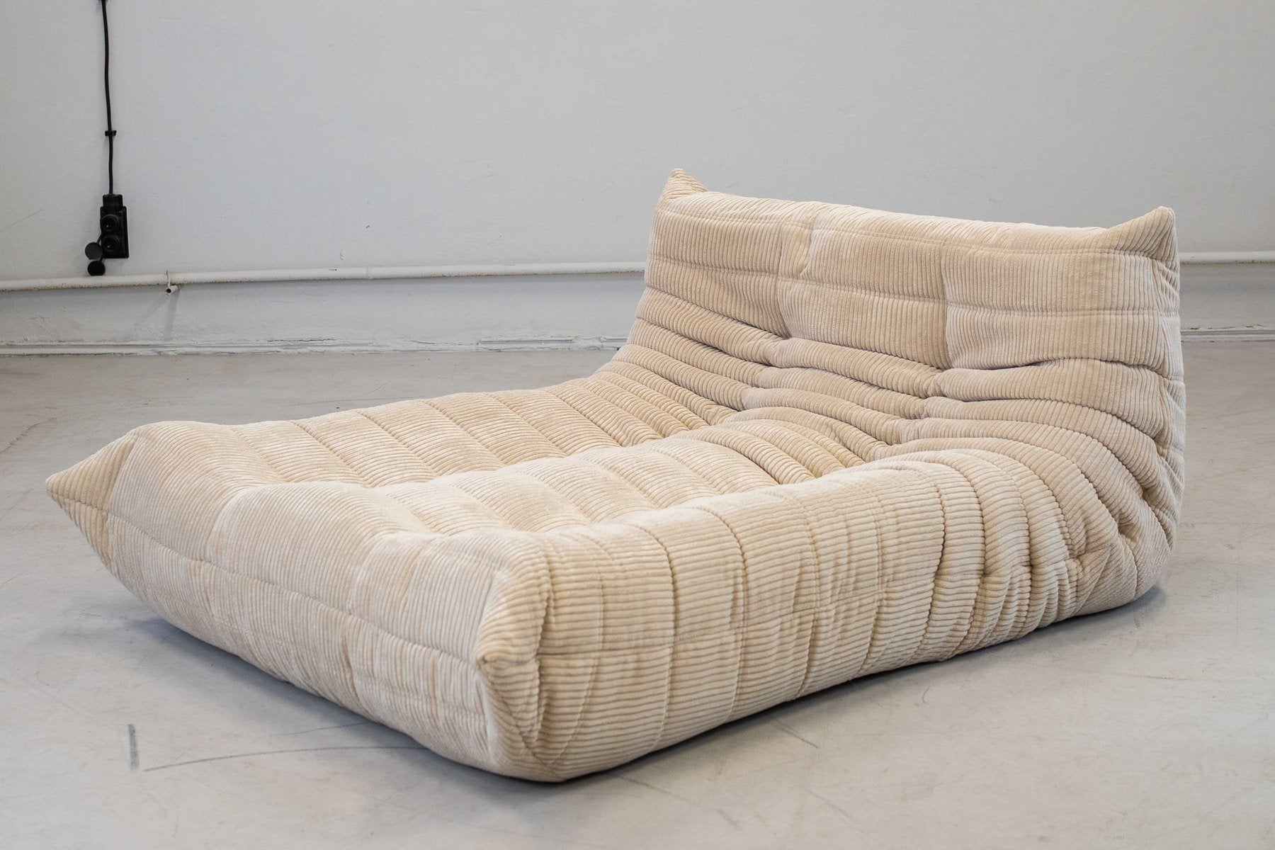 Togo_Chaise_Lounge_in_White_Curduroy_Fabric_by_Michel_Ducaroy_for_Ligne_Roset,_France,_1976
