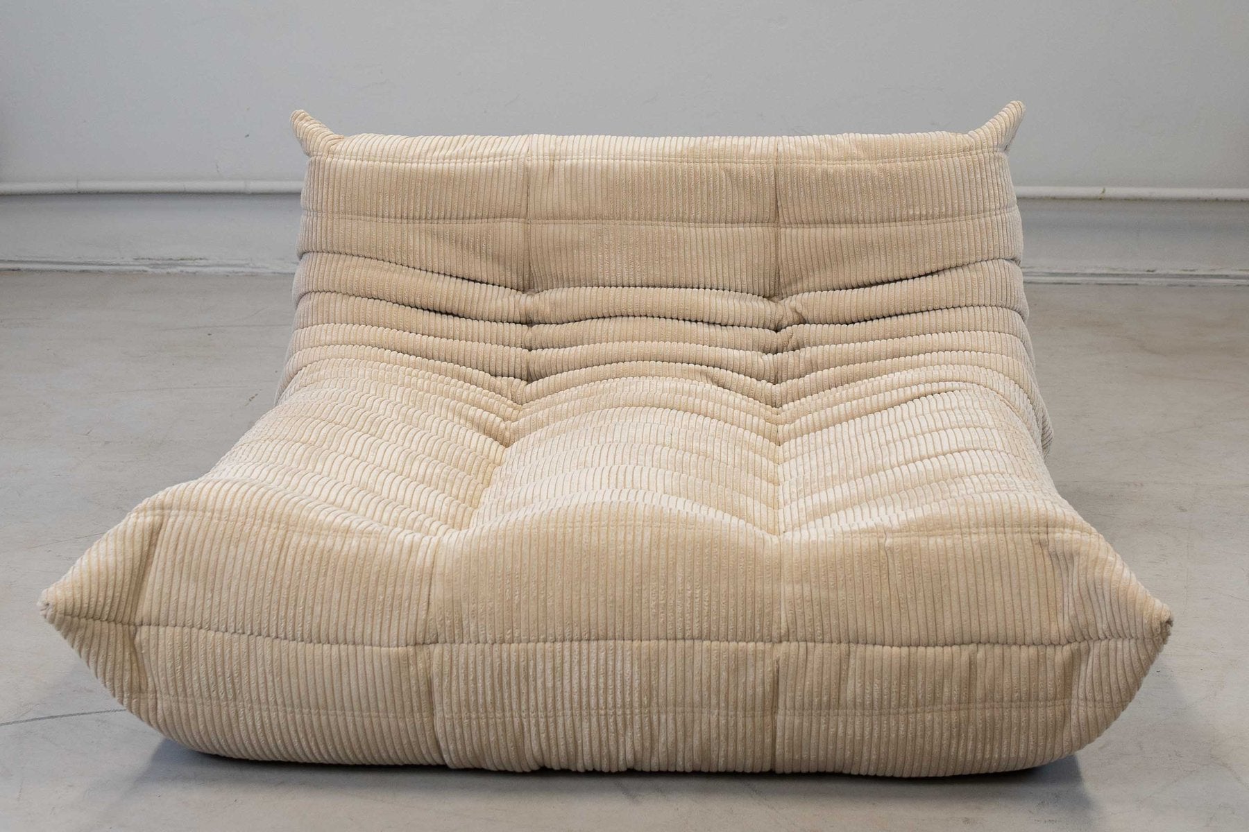 Togo_Chaise_Lounge_in_White_Curduroy_Fabric_by_Michel_Ducaroy_for_Ligne_Roset,_France,_1976