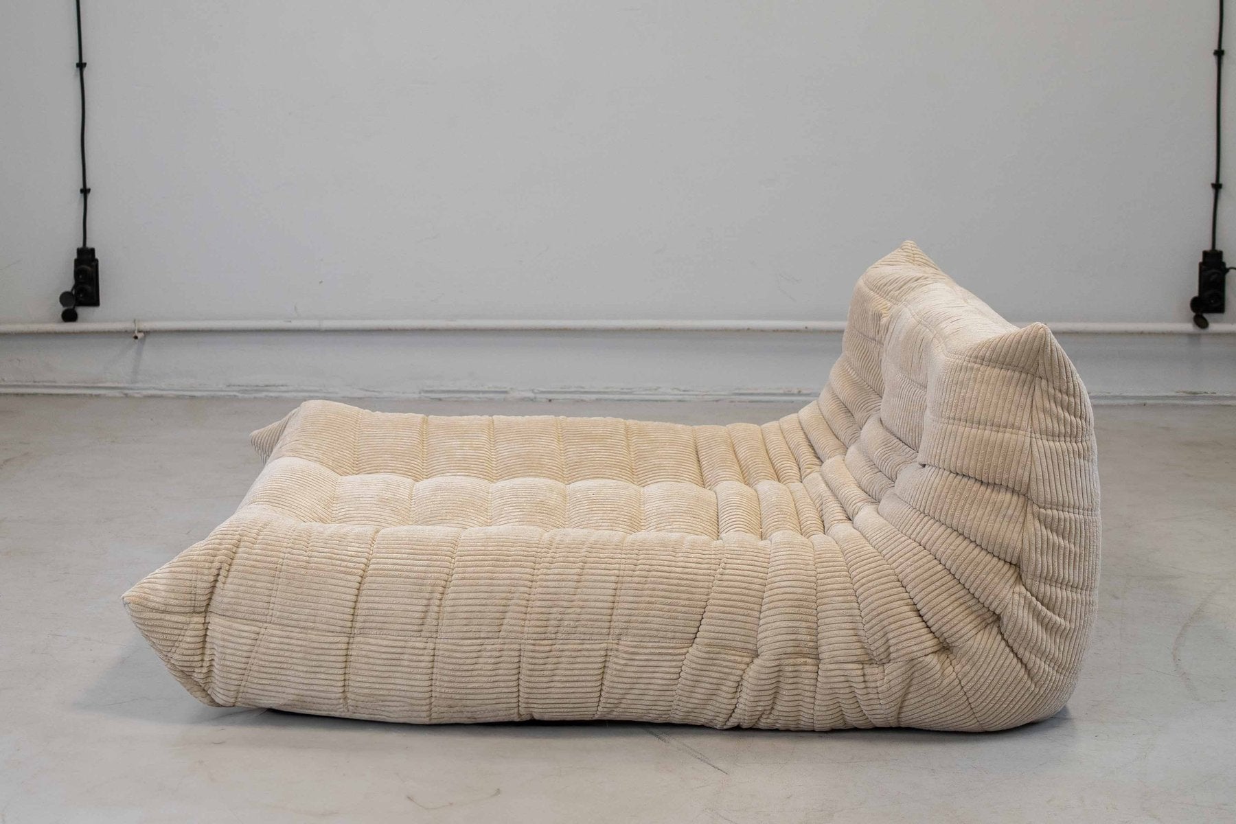 Togo_Chaise_Lounge_in_White_Curduroy_Fabric_by_Michel_Ducaroy_for_Ligne_Roset,_France,_1976