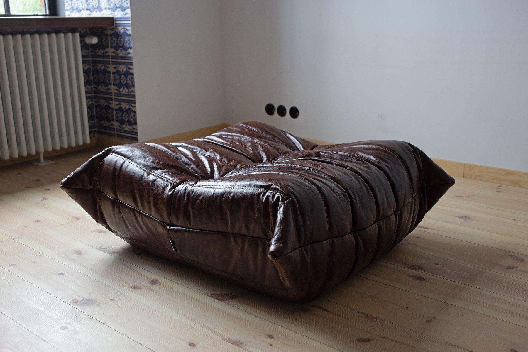 Togo_Pouf_by_Michel_Ducaroy_for_Ligne_Roset,_Dark_Brown_Shiny_Leather,_France,_1970s