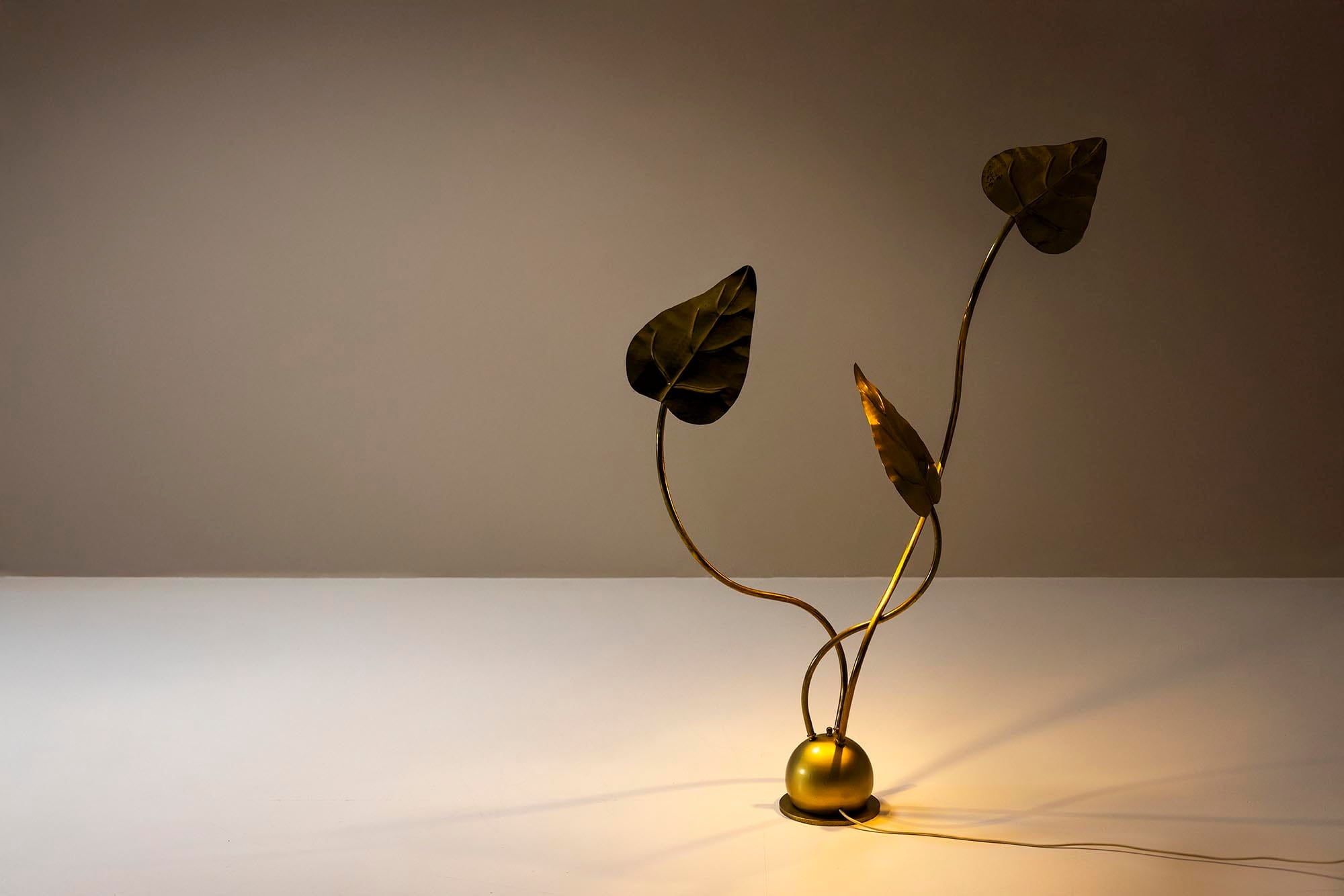 Tommaso_Barbi_Brass_Leaf_Floor_Lamp,_Italy_1970s