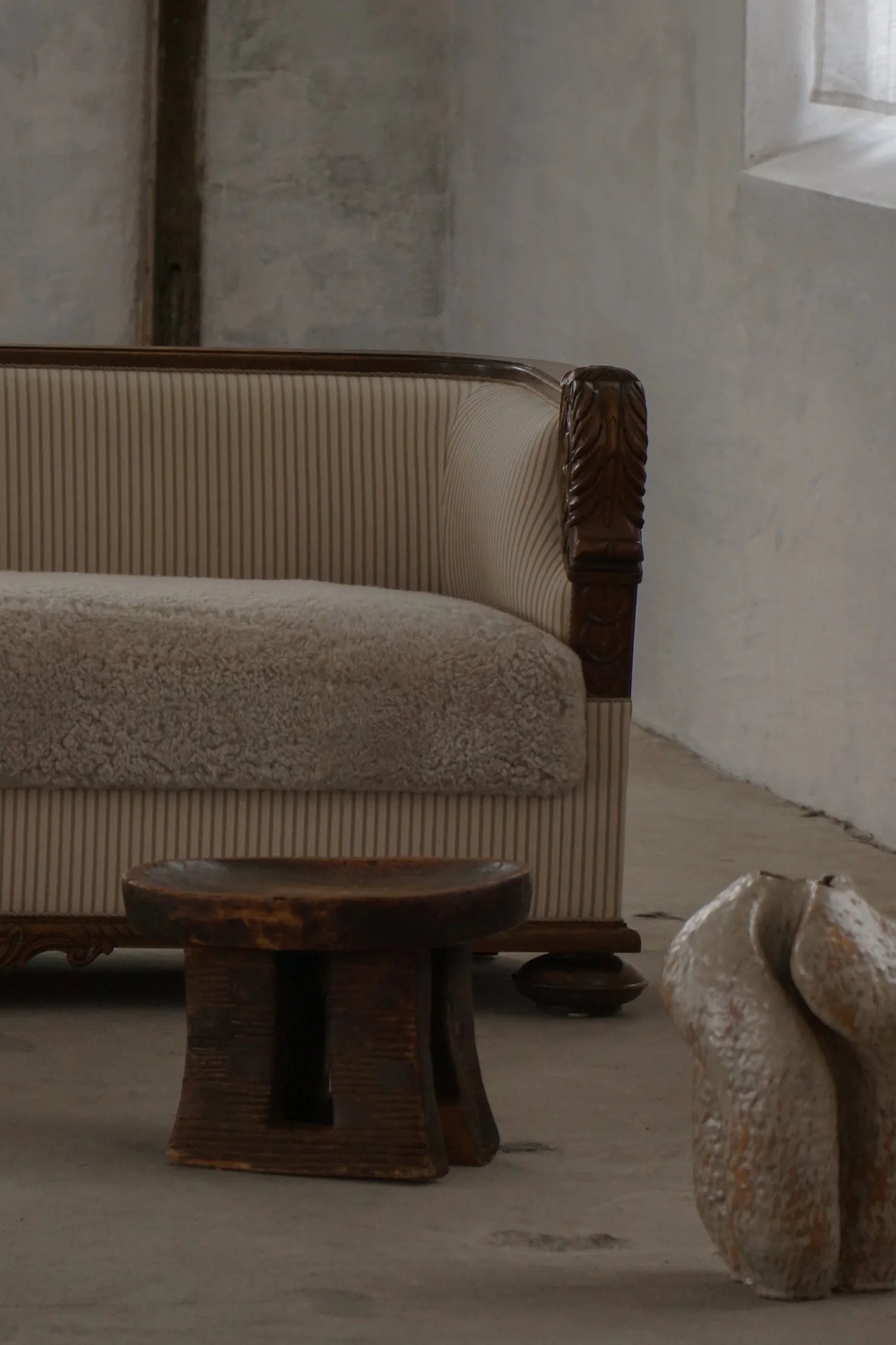 Traditional_Hand_Carved_African_Bamileke_Style_Tribal_Stool_in_Solid_Wood