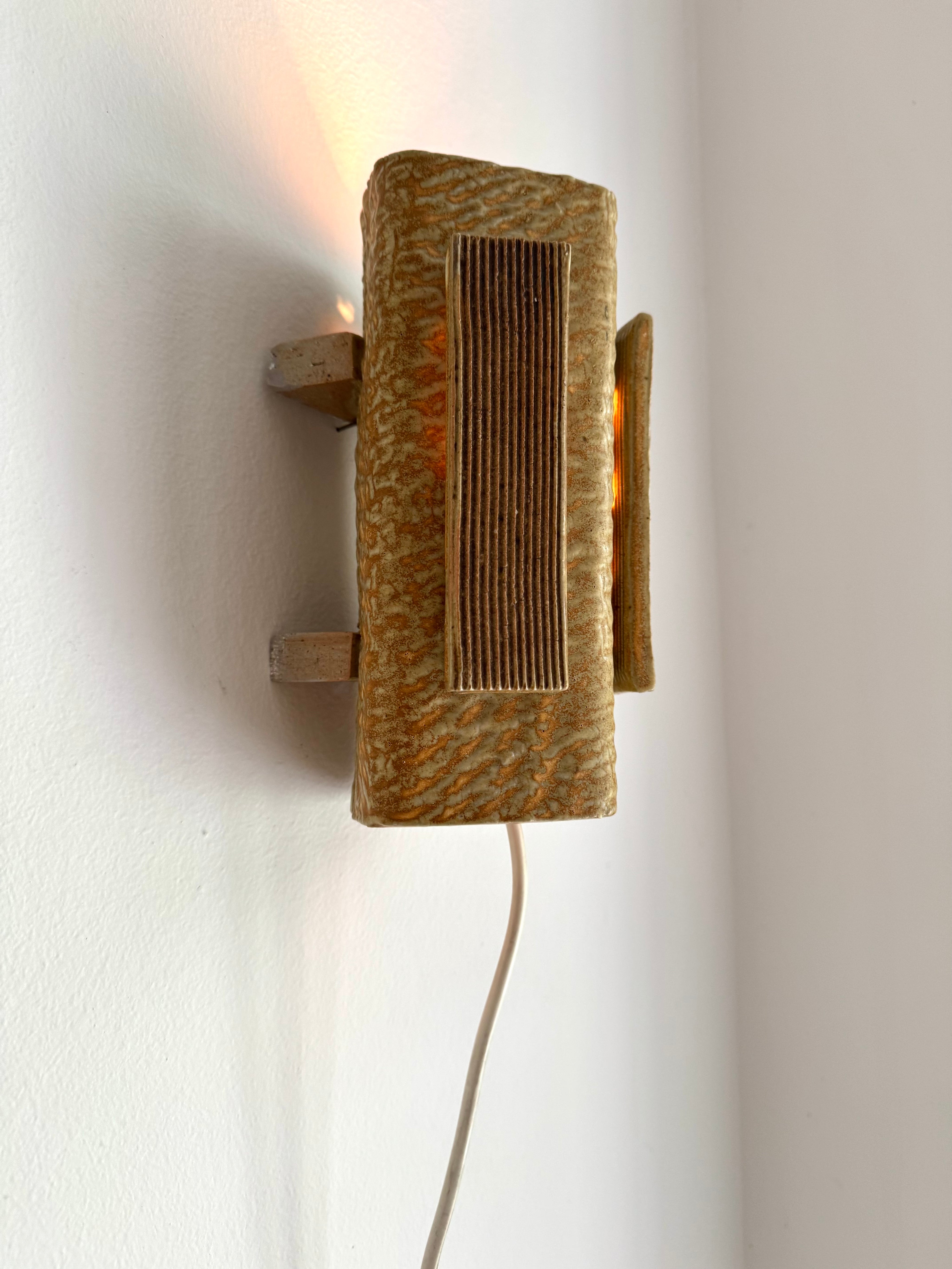 Ceramic_lamp_by_Danish_ceramist_Frank_Tromborg,_1960s