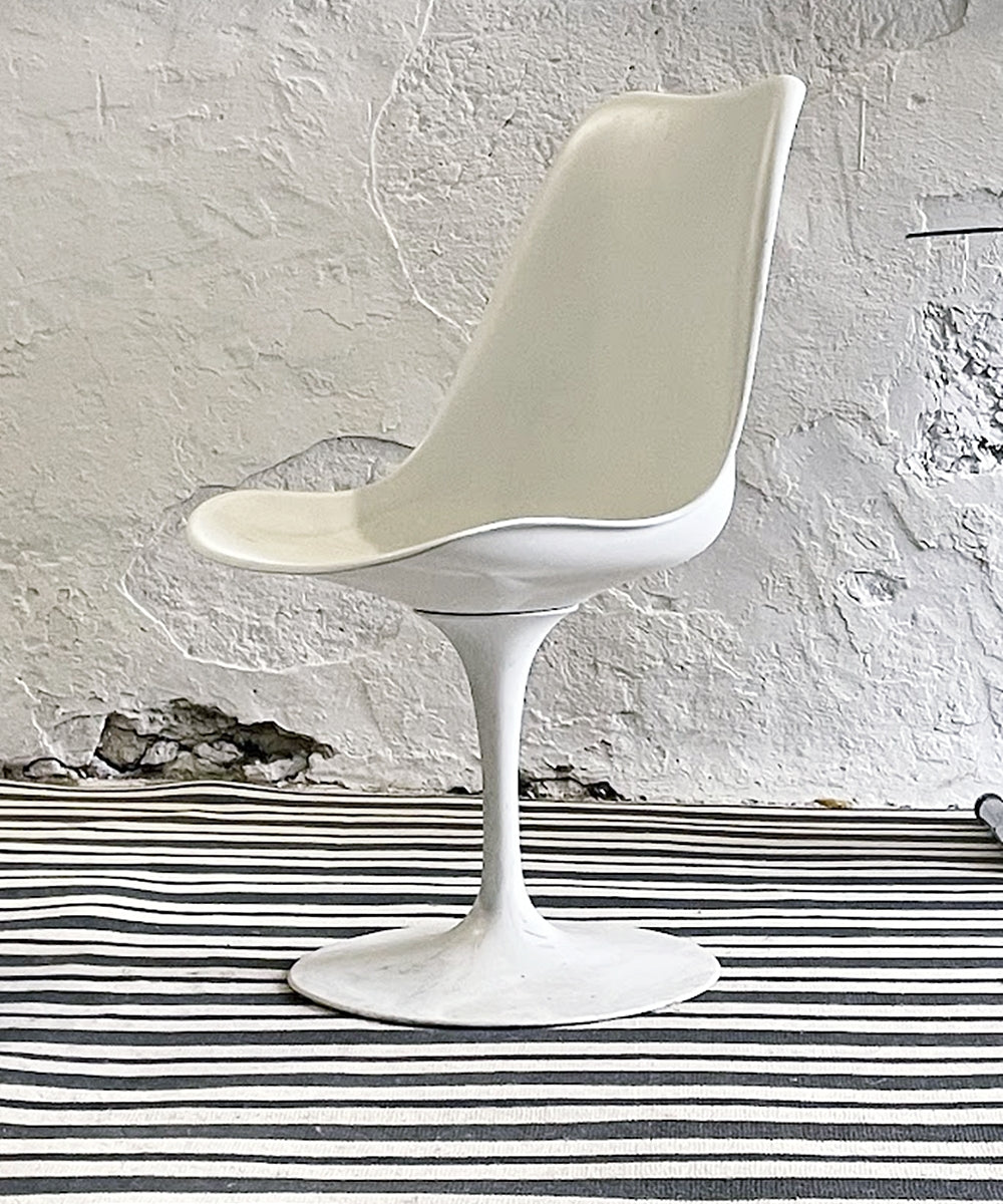 Set_of_6_Tulip_Chairs_by_Eero_Saarinen_for_Knoll_International_from_1960s