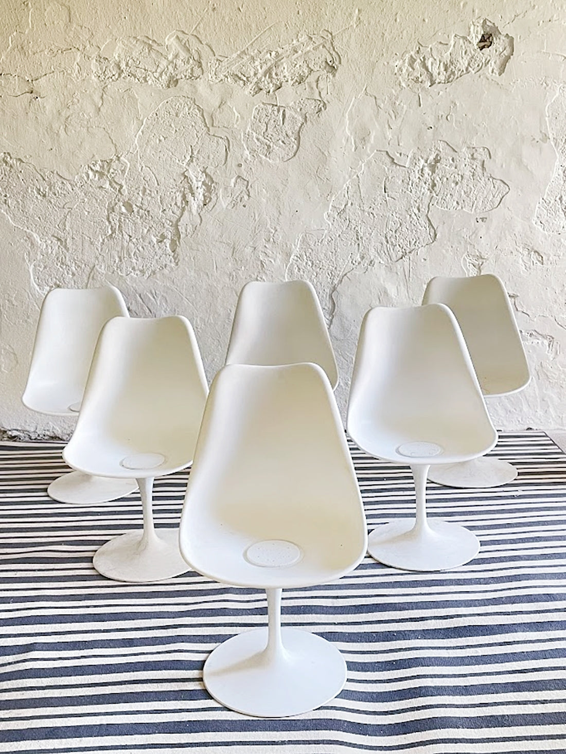 Set_of_6_Tulip_Chairs_by_Eero_Saarinen_for_Knoll_International_from_1960s