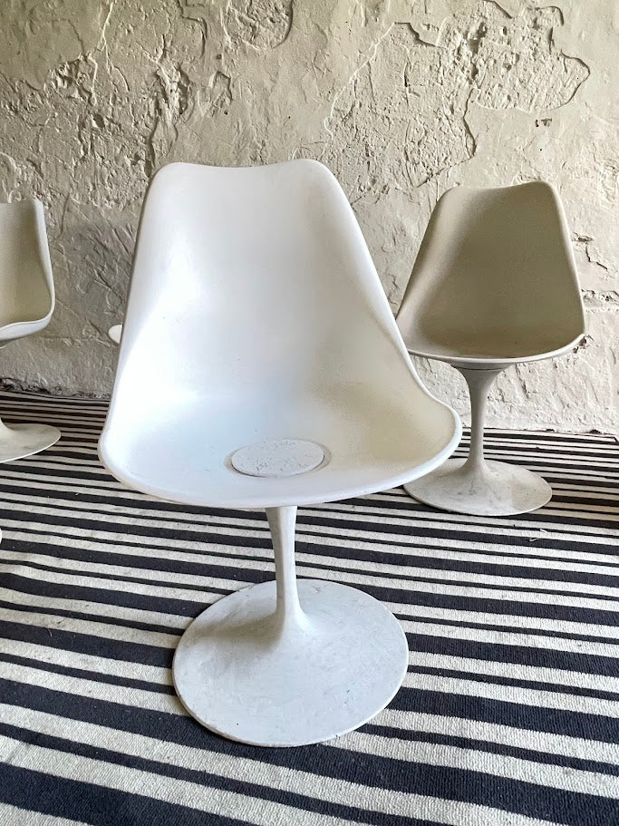 Set_of_6_Tulip_Chairs_by_Eero_Saarinen_for_Knoll_International_from_1960s