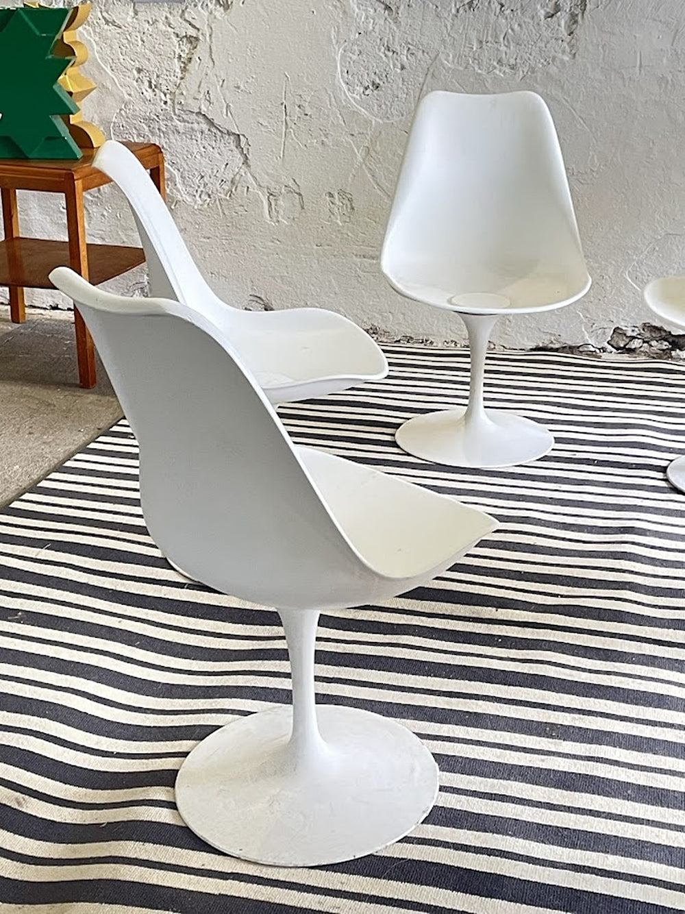 Set_of_6_Tulip_Chairs_by_Eero_Saarinen_for_Knoll_International_from_1960s