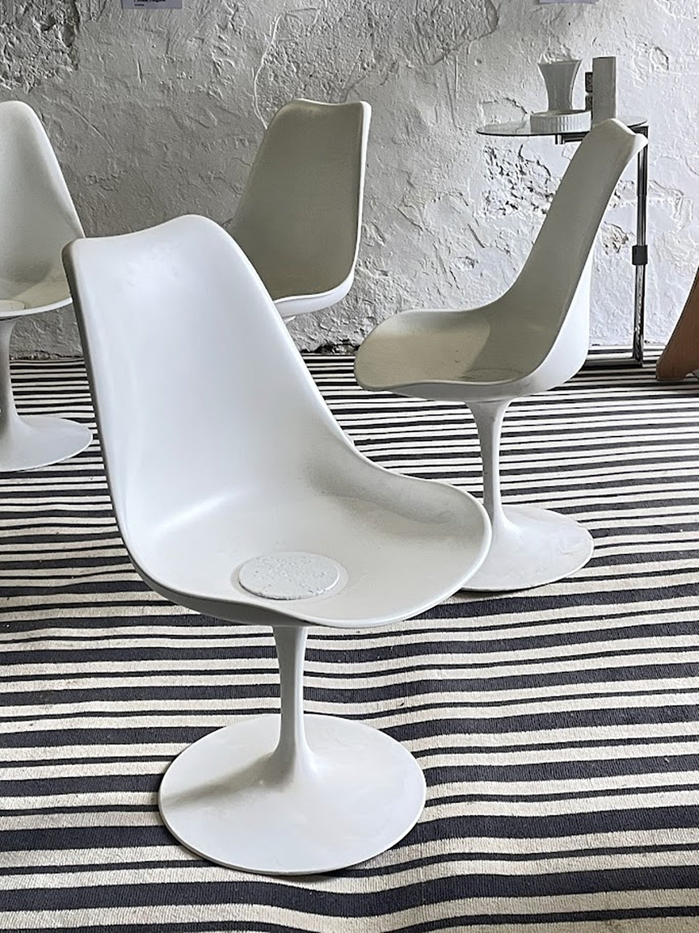 Set_of_6_Tulip_Chairs_by_Eero_Saarinen_for_Knoll_International_from_1960s
