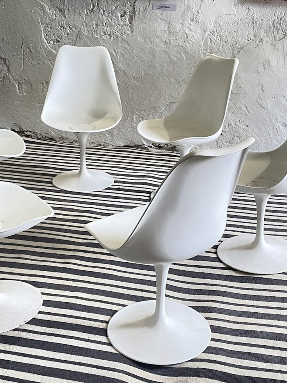 Set_of_6_Tulip_Chairs_by_Eero_Saarinen_for_Knoll_International_from_1960s
