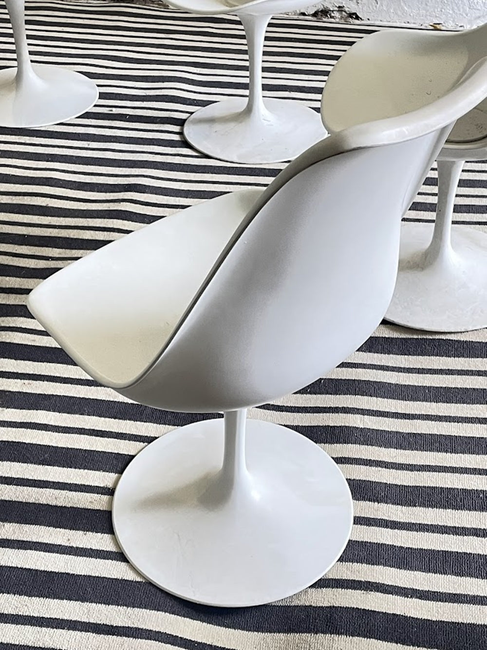 Set_of_6_Tulip_Chairs_by_Eero_Saarinen_for_Knoll_International_from_1960s