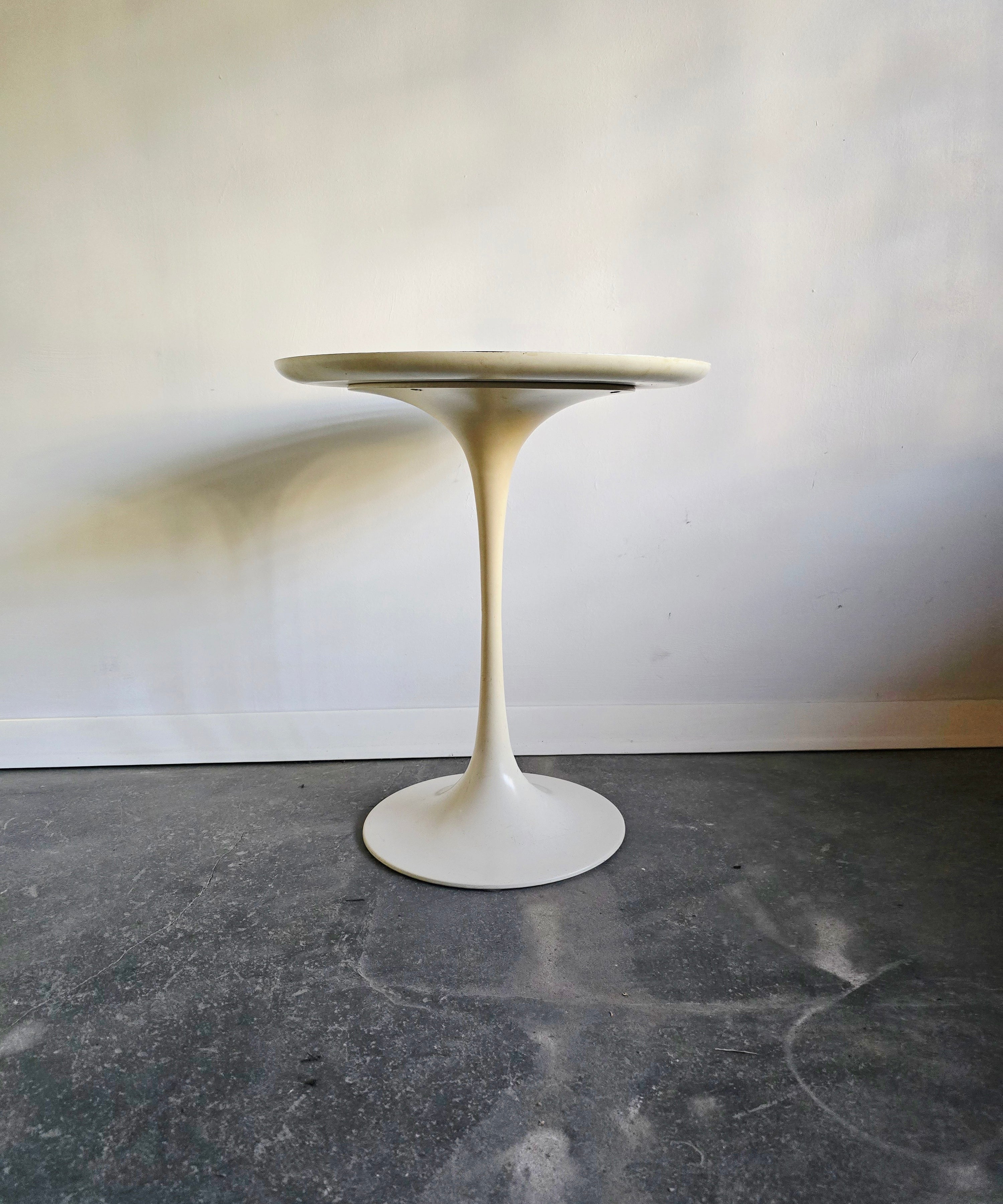 Maurice_Burke_Tulip_Side_Table_for_Arkana_in_White,_British_Mid-Century_Modern_Space_Age_Design,_1960s