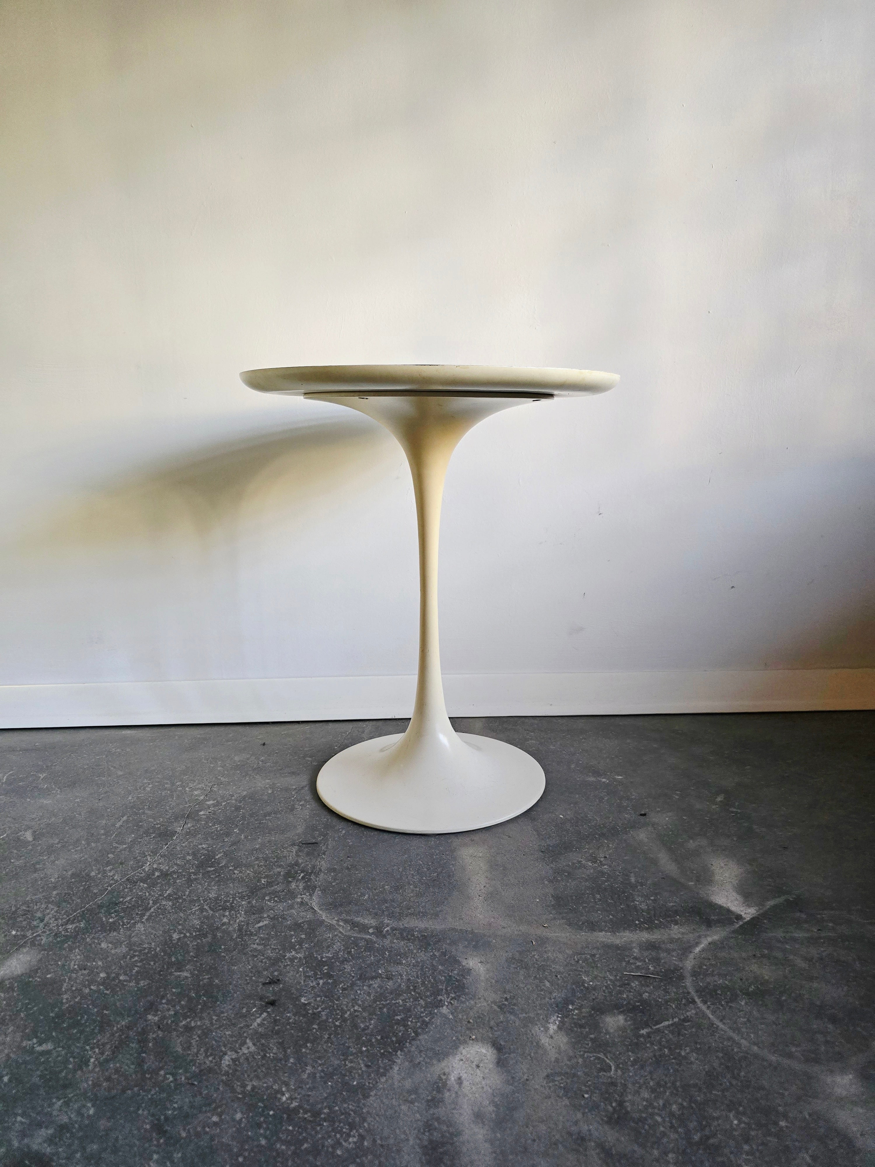 Maurice_Burke_Tulip_Side_Table_for_Arkana_in_White,_British_Mid-Century_Modern_Space_Age_Design,_1960s