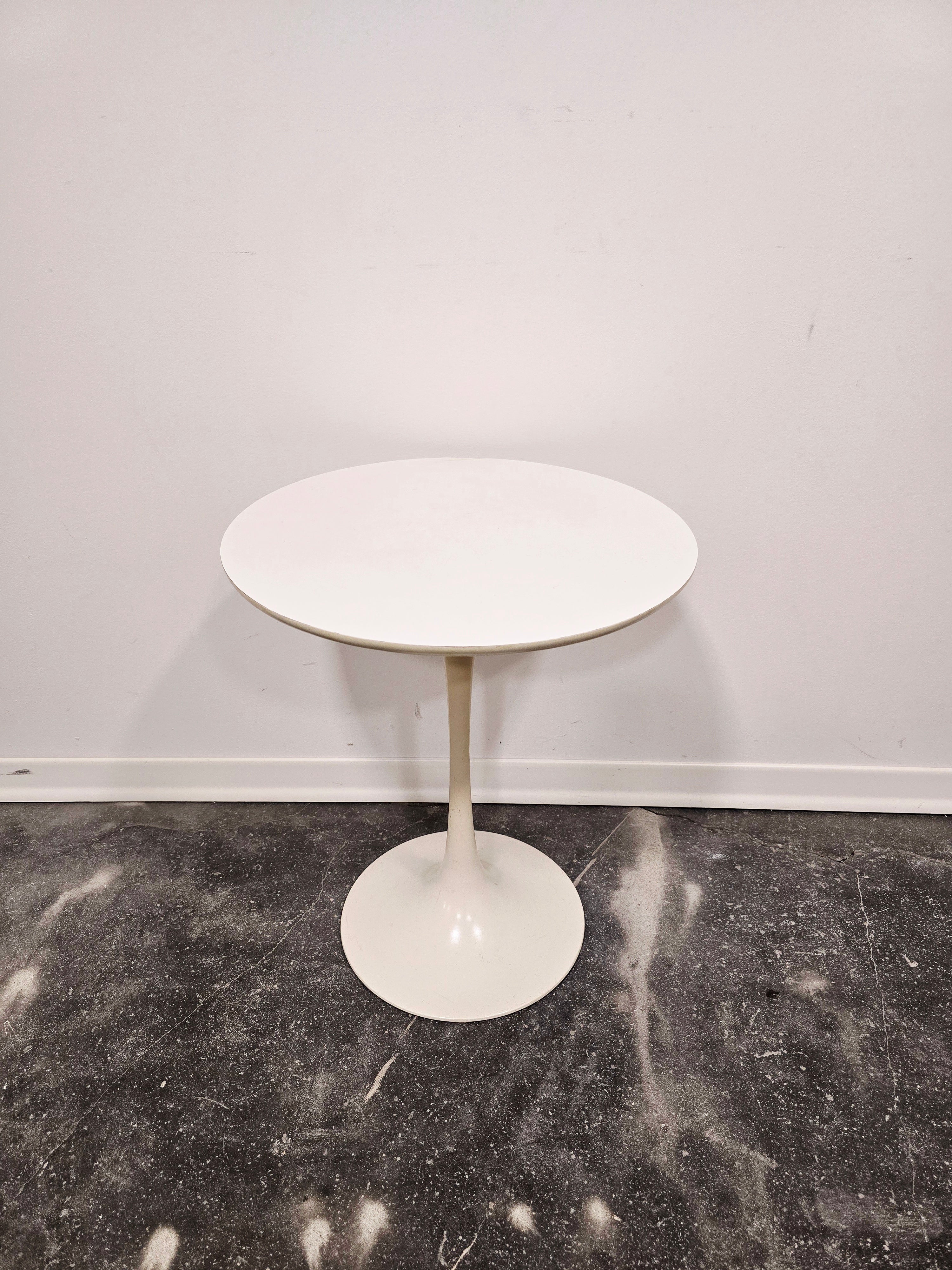 Maurice_Burke_Tulip_Side_Table_for_Arkana_in_White,_British_Mid-Century_Modern_Space_Age_Design,_1960s