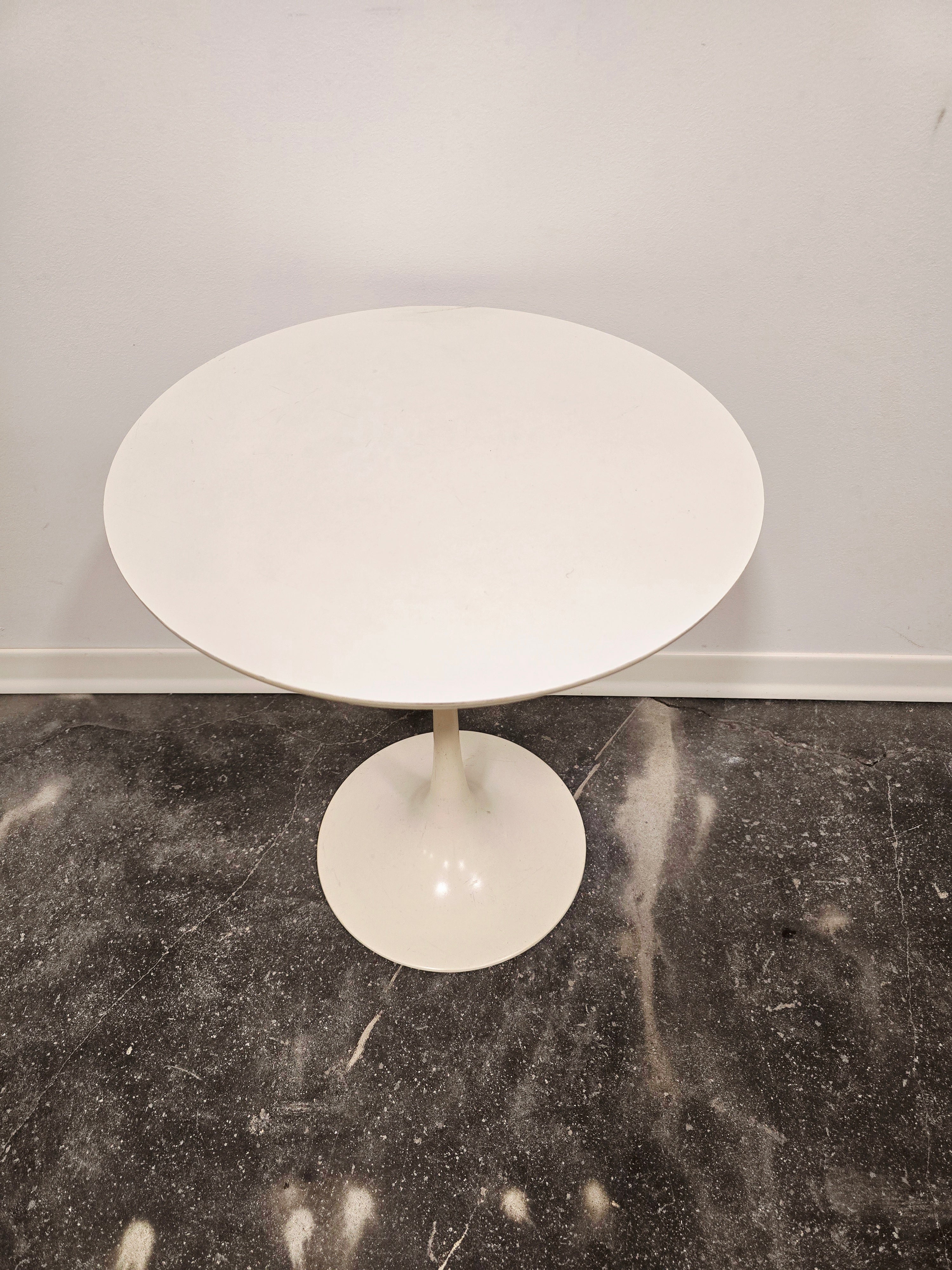 Maurice_Burke_Tulip_Side_Table_for_Arkana_in_White,_British_Mid-Century_Modern_Space_Age_Design,_1960s