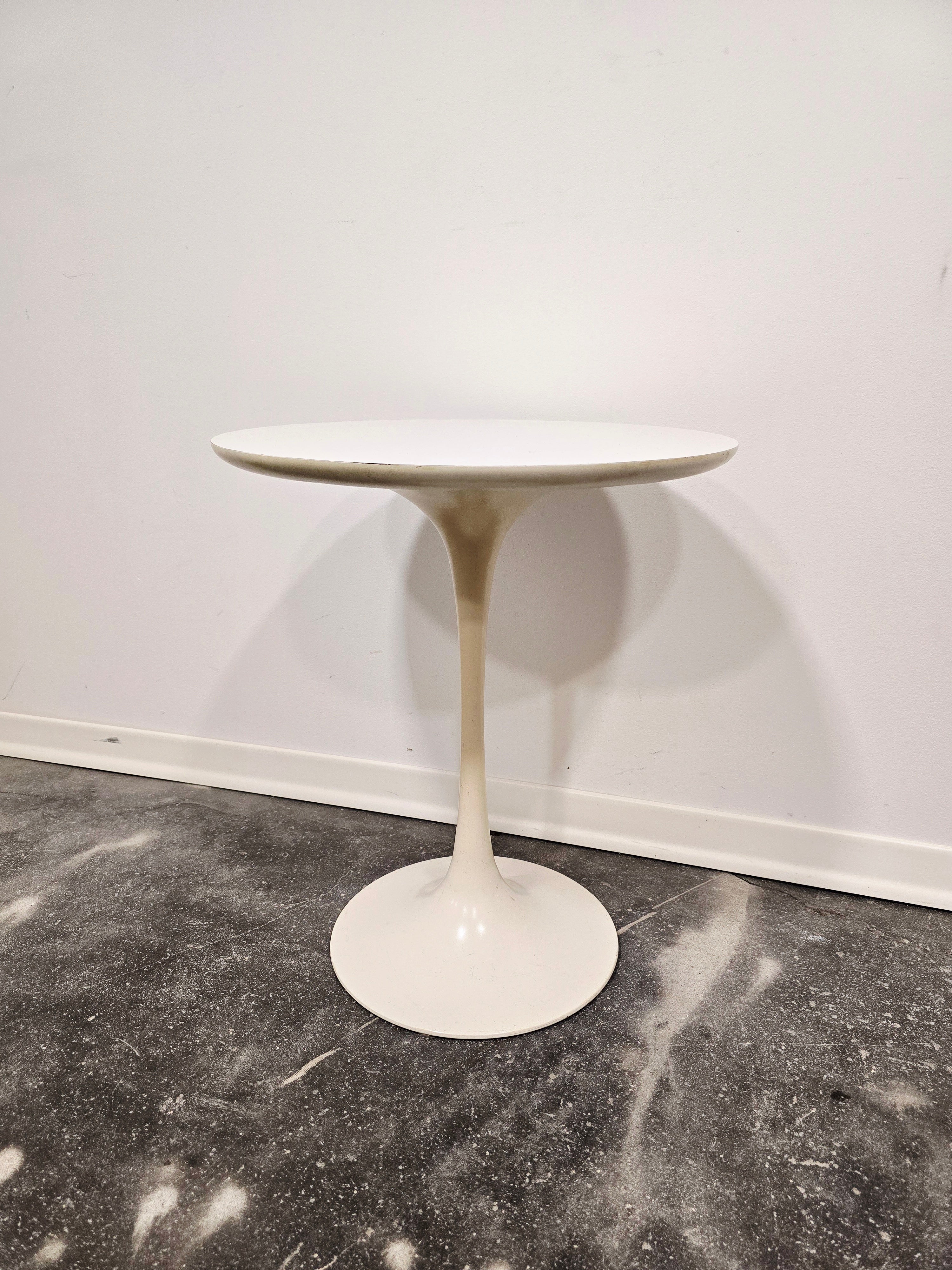 Maurice_Burke_Tulip_Side_Table_for_Arkana_in_White,_British_Mid-Century_Modern_Space_Age_Design,_1960s