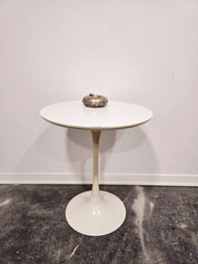 Maurice_Burke_Tulip_Side_Table_for_Arkana_in_White,_British_Mid-Century_Modern_Space_Age_Design,_1960s