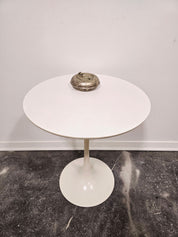 Maurice_Burke_Tulip_Side_Table_for_Arkana_in_White,_British_Mid-Century_Modern_Space_Age_Design,_1960s