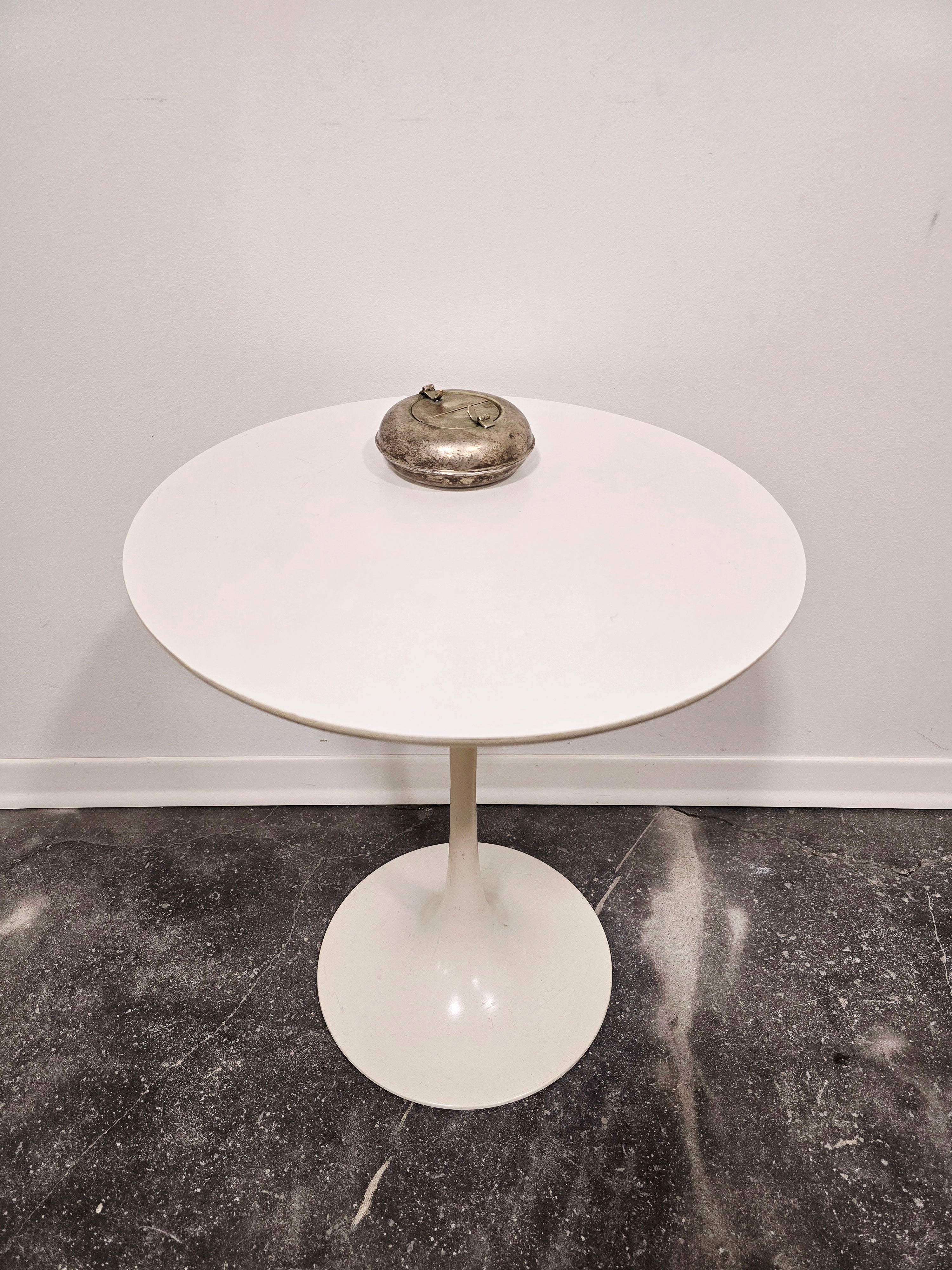 Maurice_Burke_Tulip_Side_Table_for_Arkana_in_White,_British_Mid-Century_Modern_Space_Age_Design,_1960s