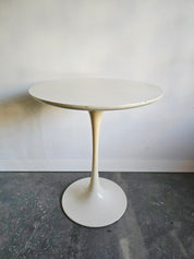 Maurice_Burke_Tulip_Side_Table_for_Arkana_in_White,_British_Mid-Century_Modern_Space_Age_Design,_1960s