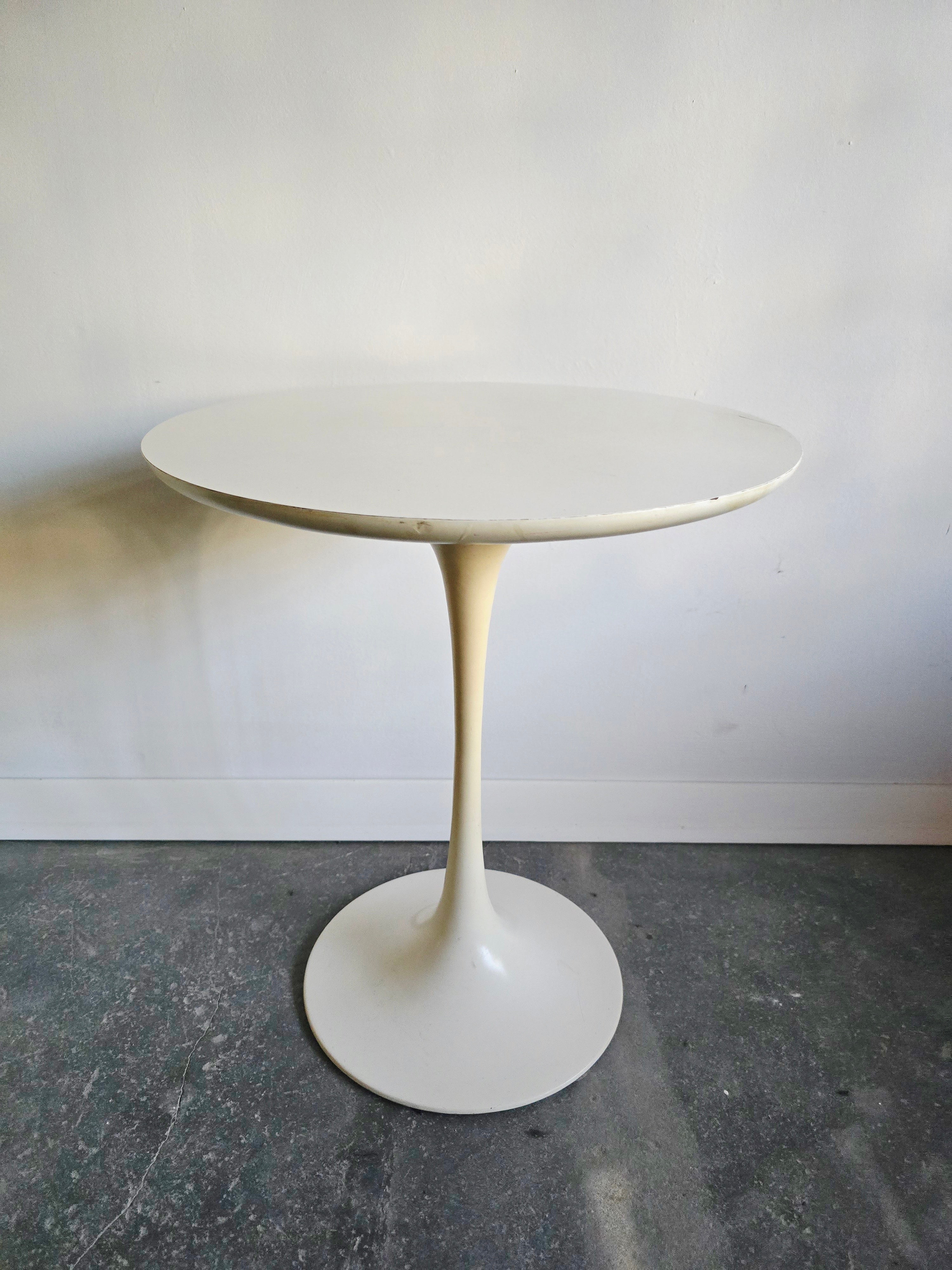 Maurice_Burke_Tulip_Side_Table_for_Arkana_in_White,_British_Mid-Century_Modern_Space_Age_Design,_1960s