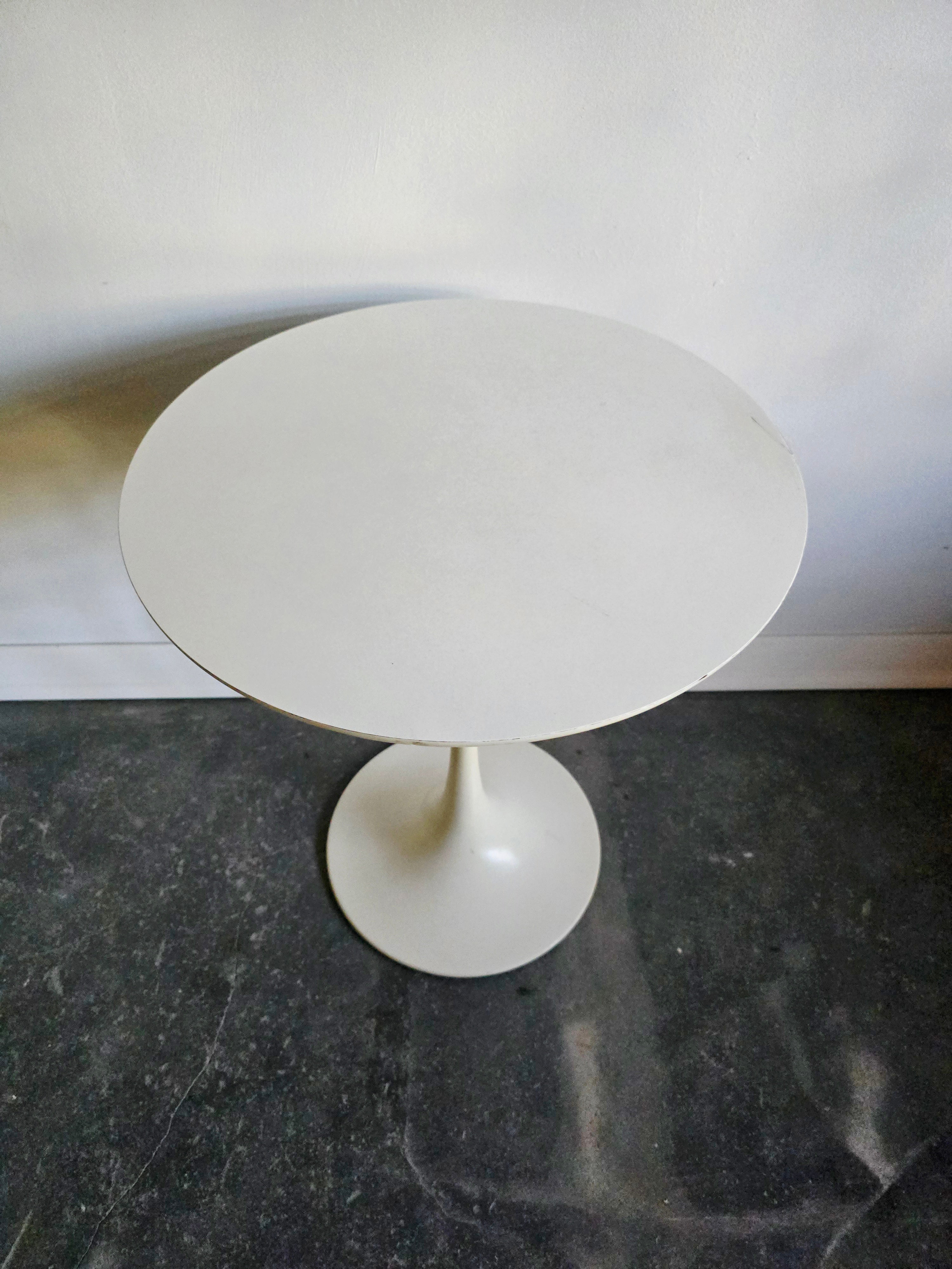 Maurice_Burke_Tulip_Side_Table_for_Arkana_in_White,_British_Mid-Century_Modern_Space_Age_Design,_1960s