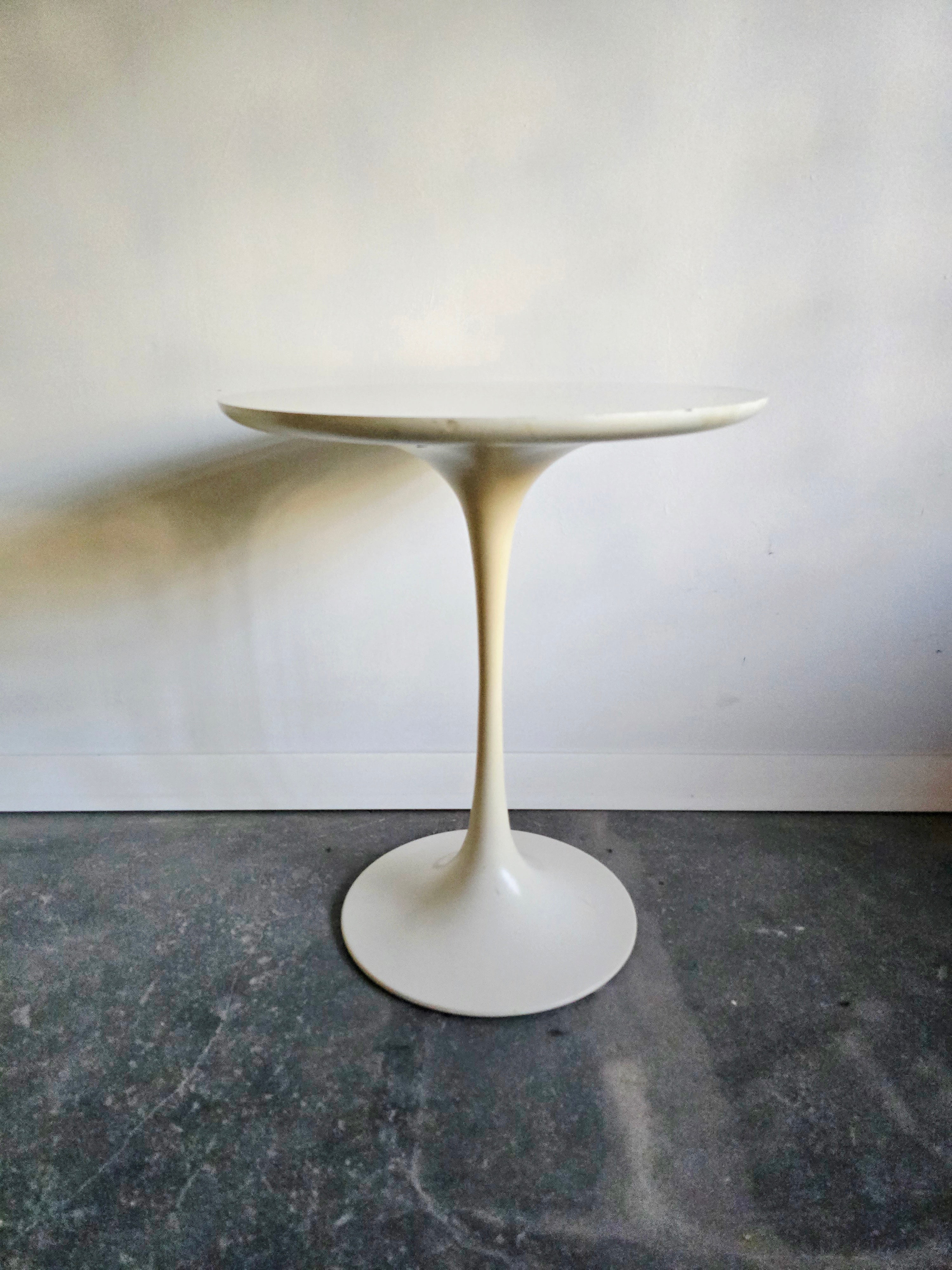 Maurice_Burke_Tulip_Side_Table_for_Arkana_in_White,_British_Mid-Century_Modern_Space_Age_Design,_1960s