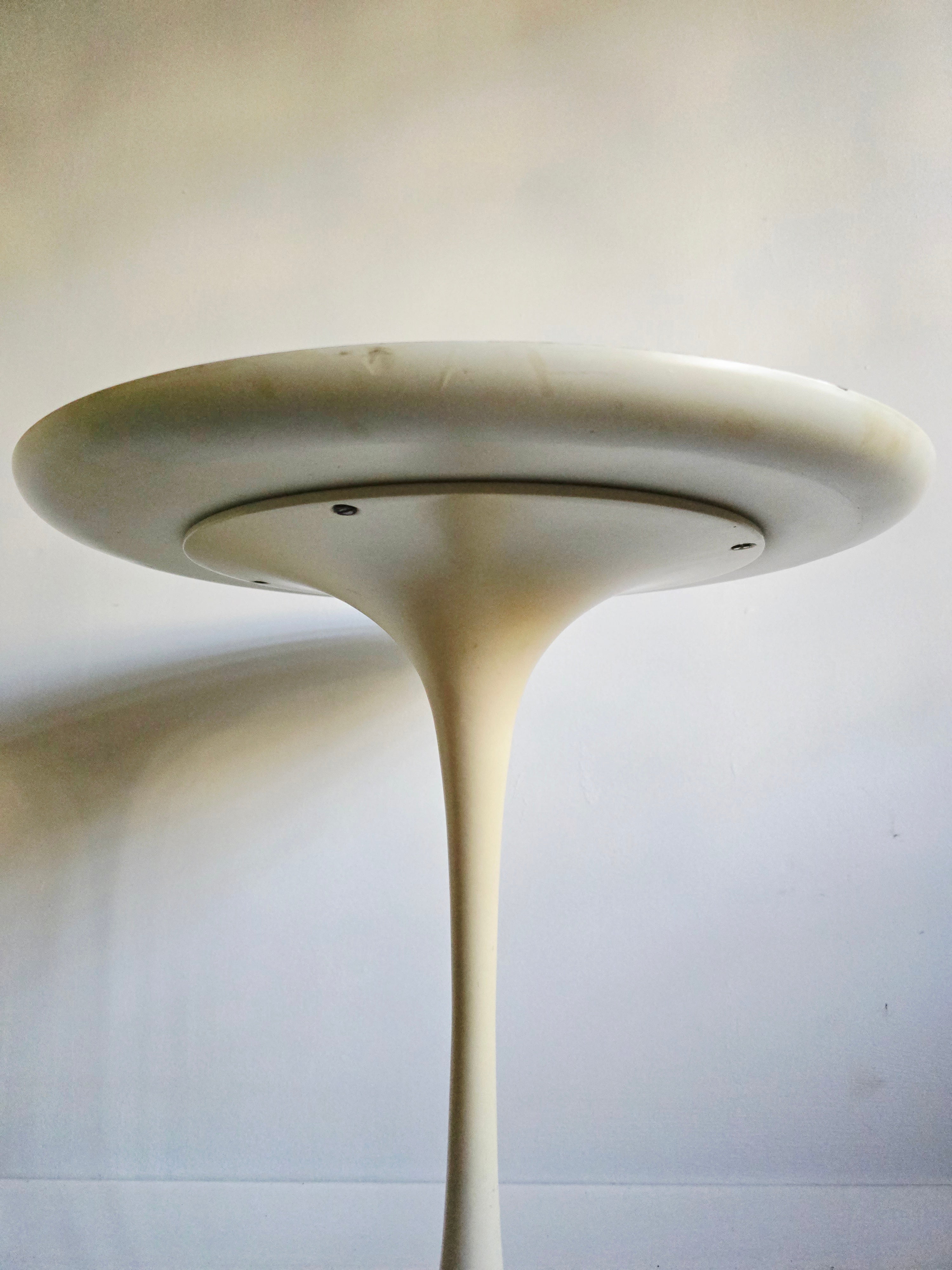 Maurice_Burke_Tulip_Side_Table_for_Arkana_in_White,_British_Mid-Century_Modern_Space_Age_Design,_1960s