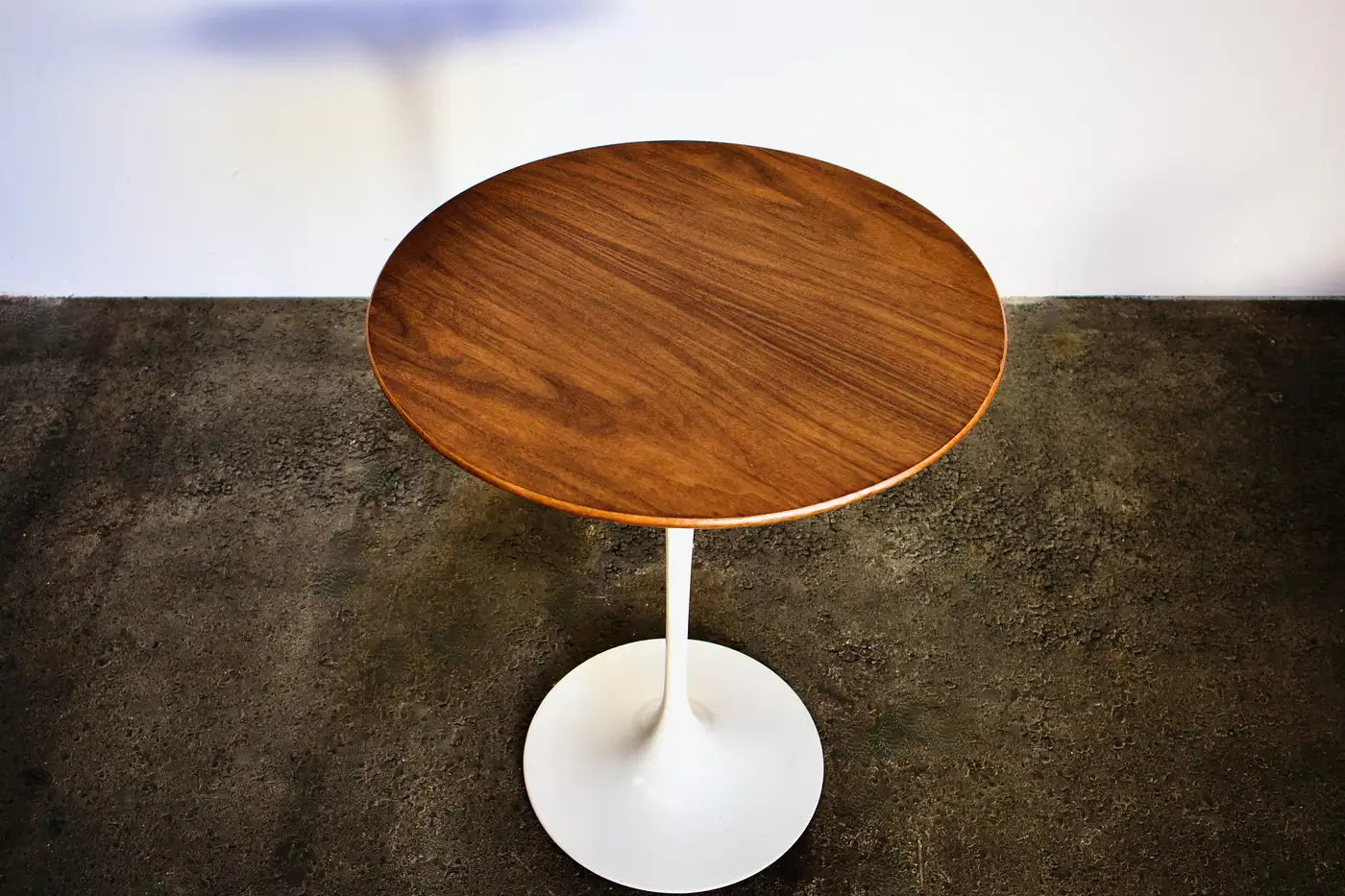 Tulip_Side_Table,_Eero_Saarinen_For_Knoll_International,_Walnut,_1960s,_Germany