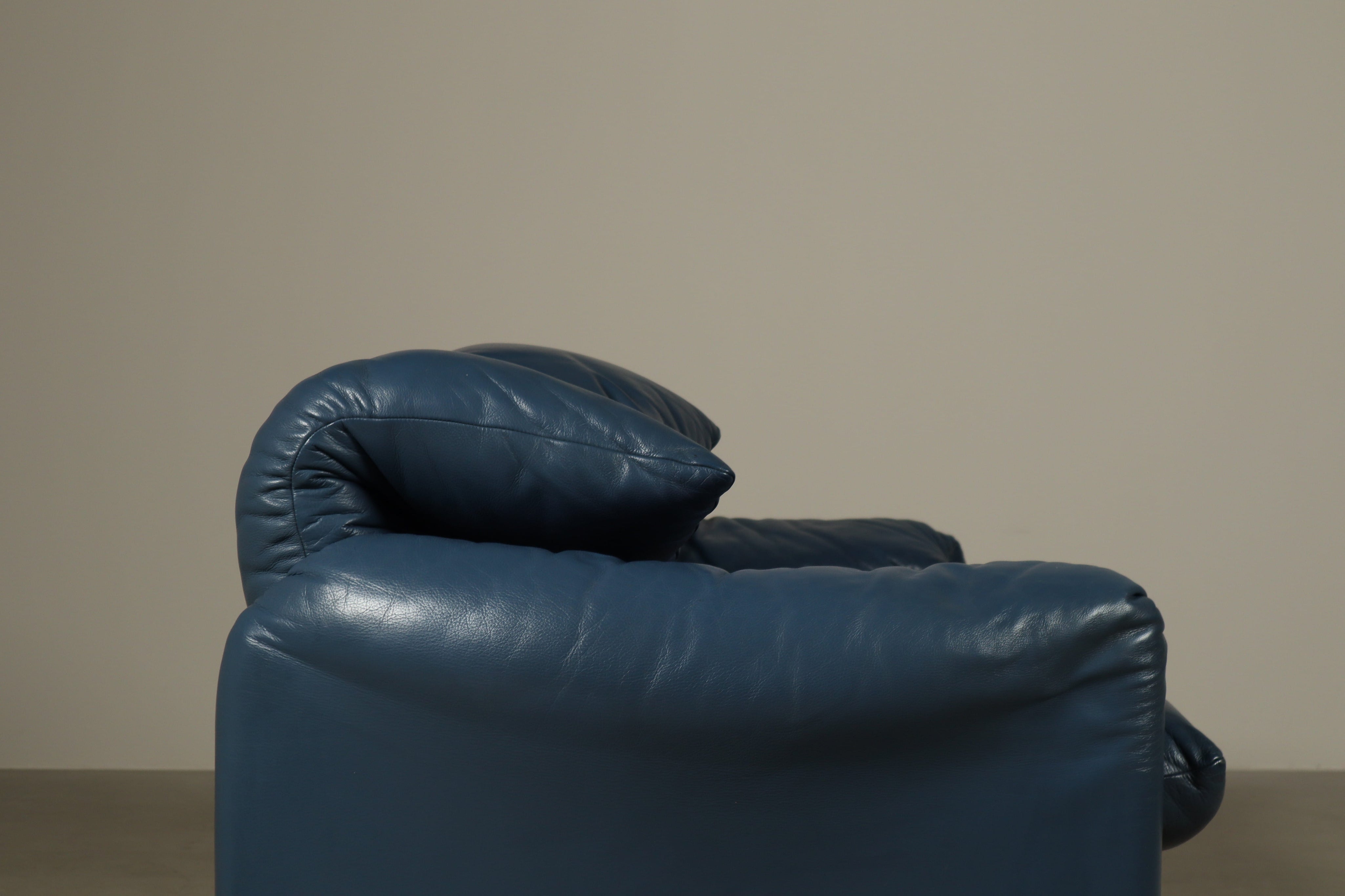 Maralunga_Two_Seat_Sofa_by_Vico_Magistretti_for_Cassina,_1973_Design,_Italy