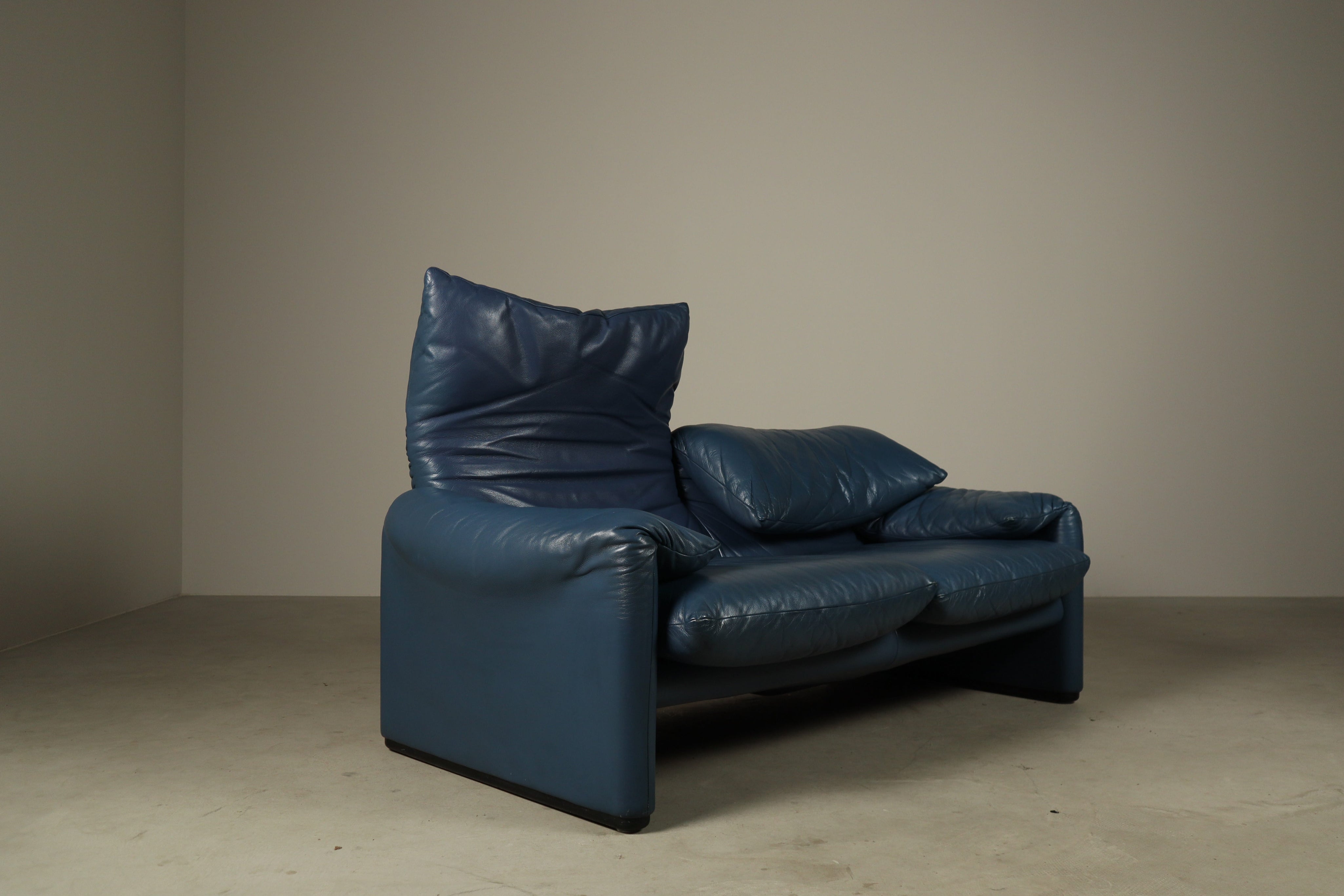 Maralunga_Two_Seat_Sofa_by_Vico_Magistretti_for_Cassina,_1973_Design,_Italy