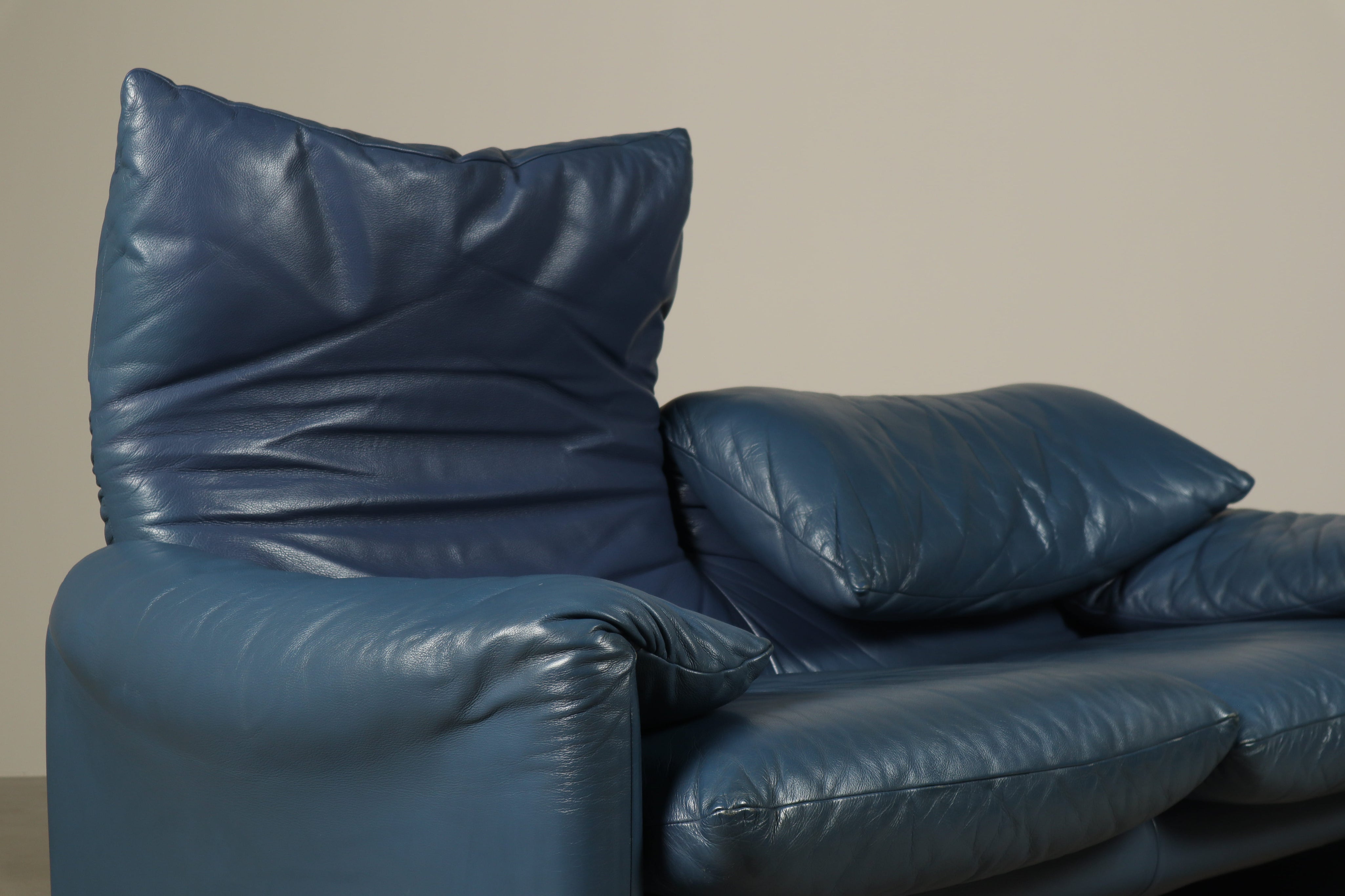 Maralunga_Two_Seat_Sofa_by_Vico_Magistretti_for_Cassina,_1973_Design,_Italy