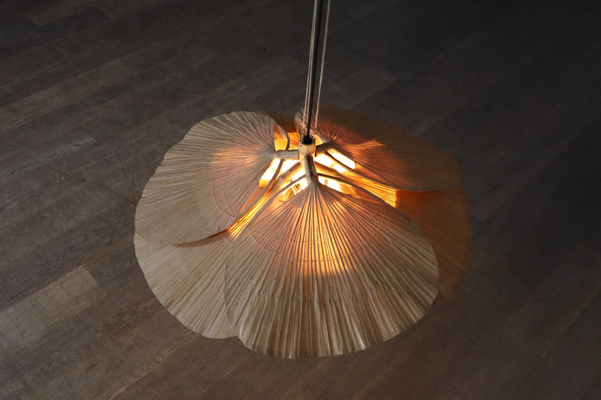 Uchiwa_Hana_I_Chandelier_by_Ingo_Maurer_for_Design_M,_1970s_Japanese_Inspired_Pendant_Light