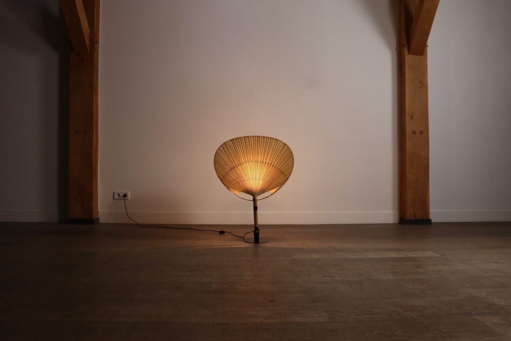 Uchiwa_III_Wall_Lamp_by_Ingo_Maurer_for_M_Design,_Japanese_Fan-Inspired_Design,_1973