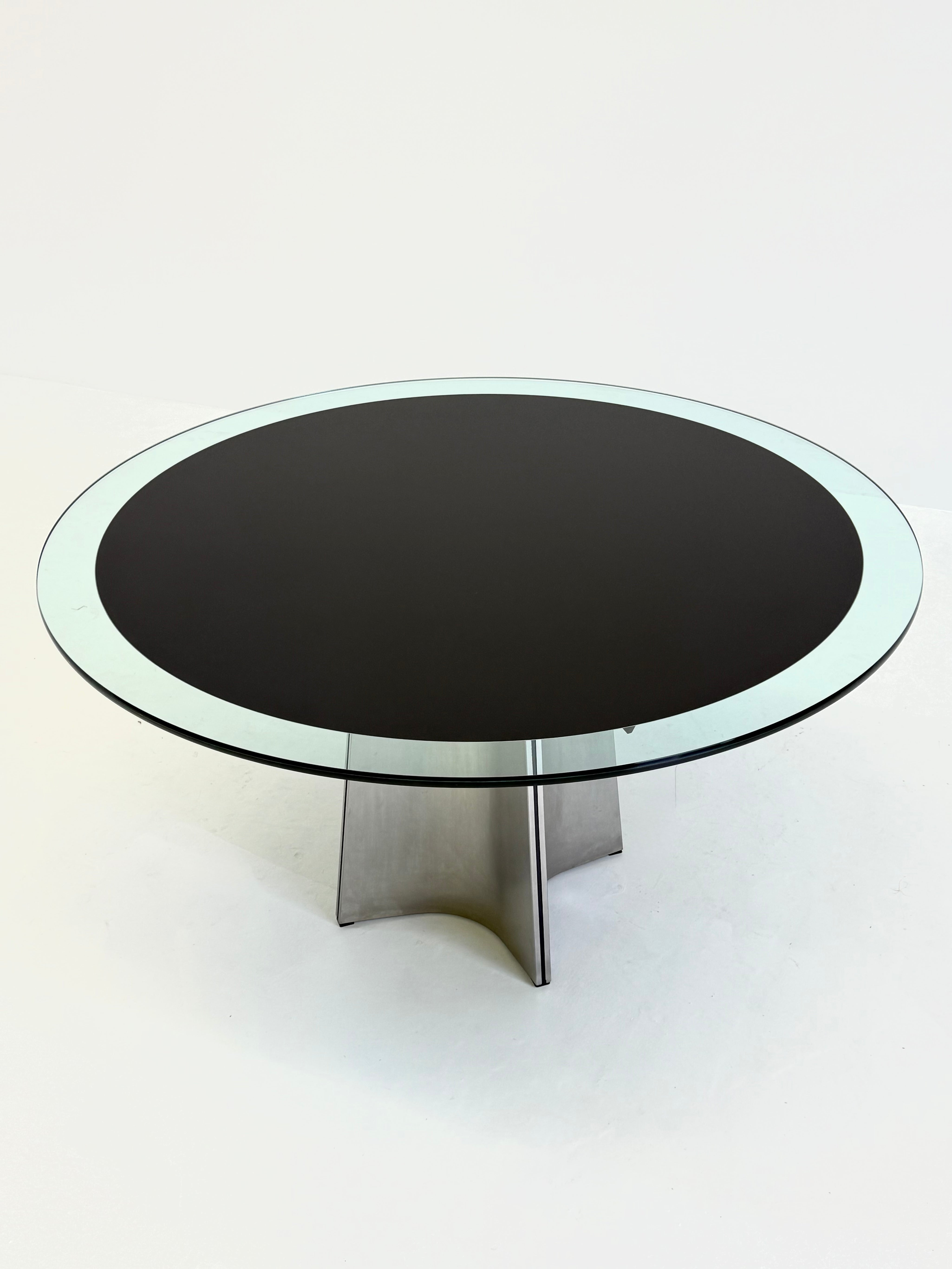UFO_dining_table_by_Luigi_Saccardo_for_Arrmet
