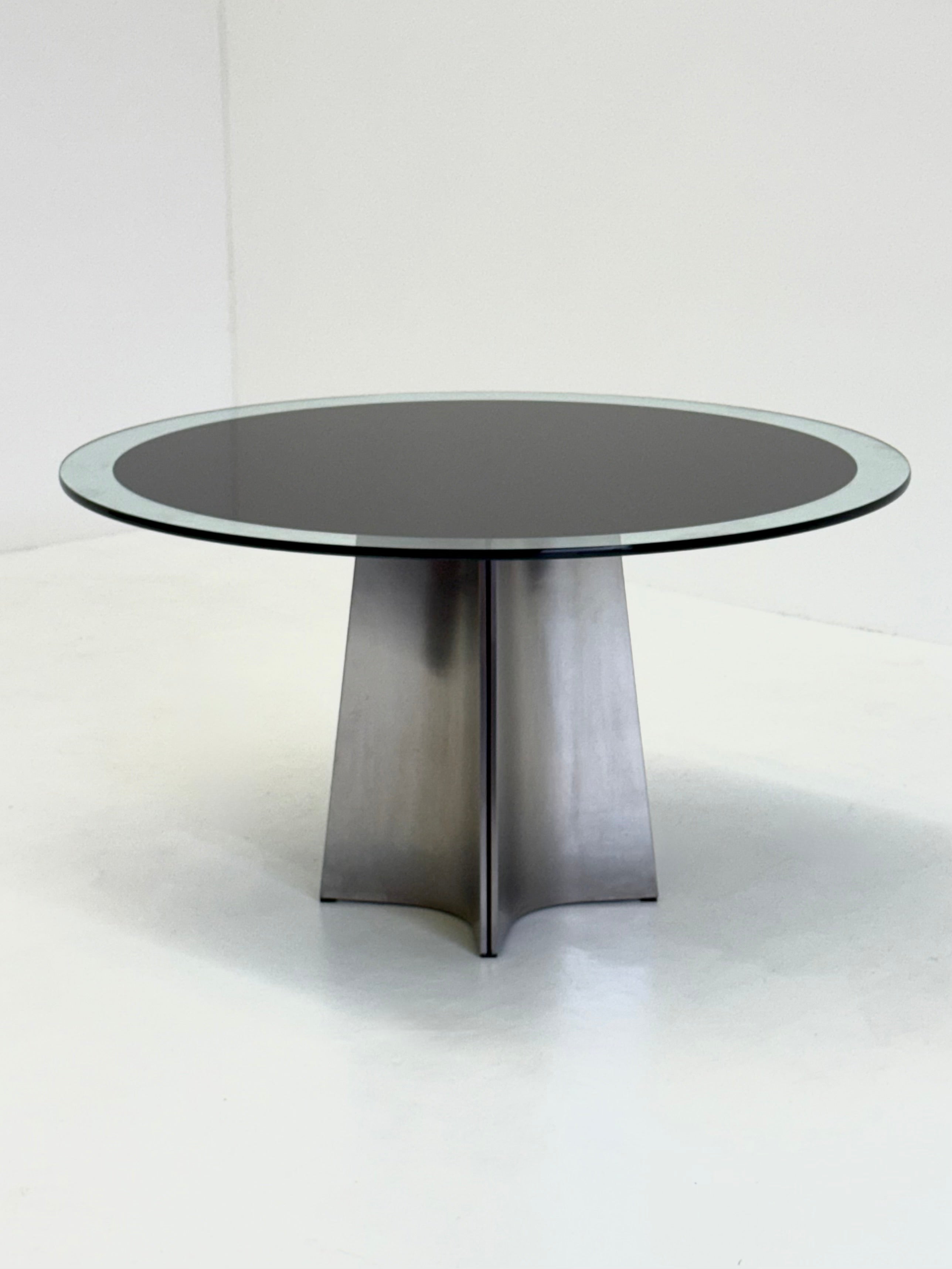 UFO_dining_table_by_Luigi_Saccardo_for_Arrmet