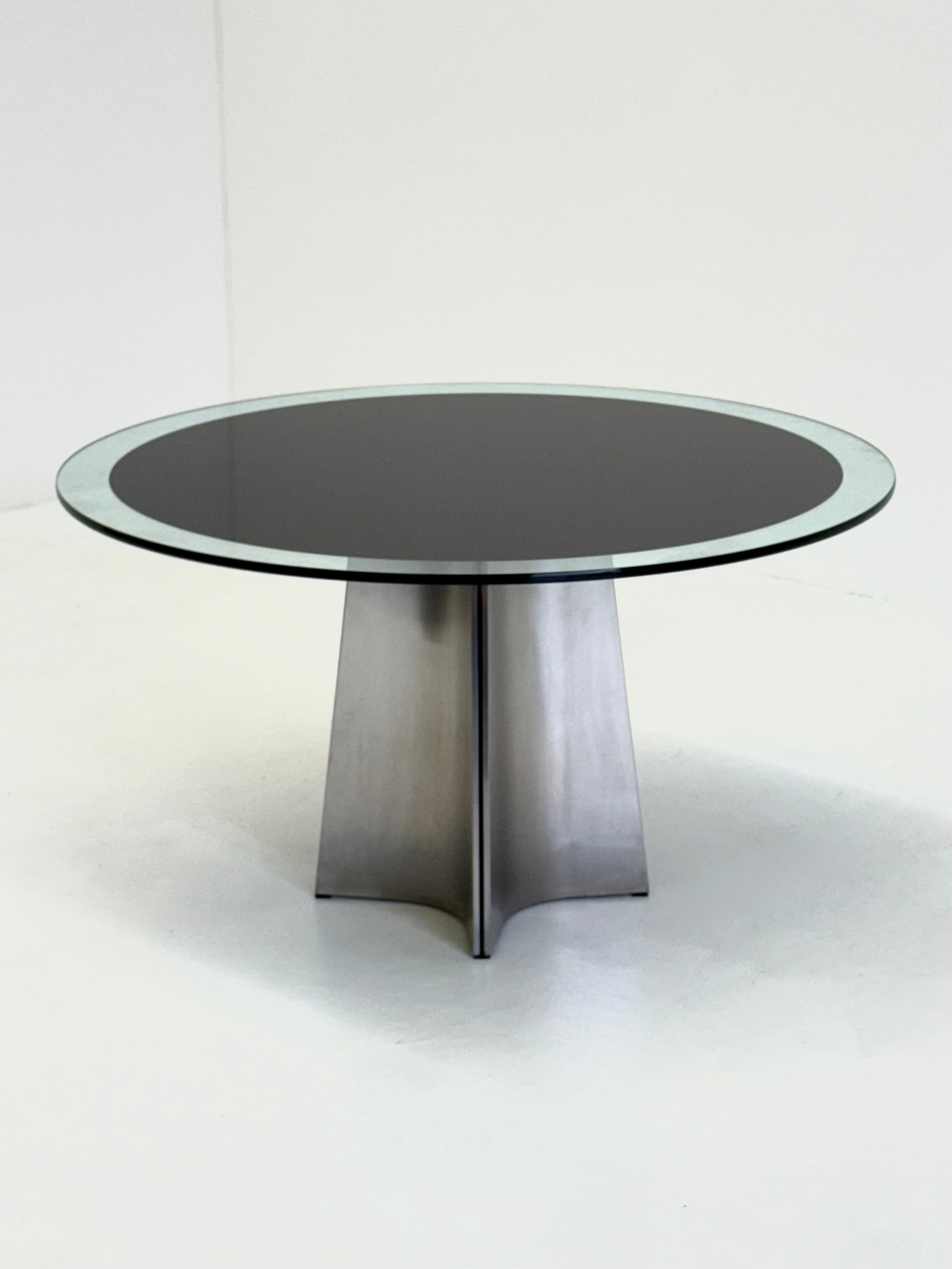 UFO_dining_table_by_Luigi_Saccardo_for_Arrmet