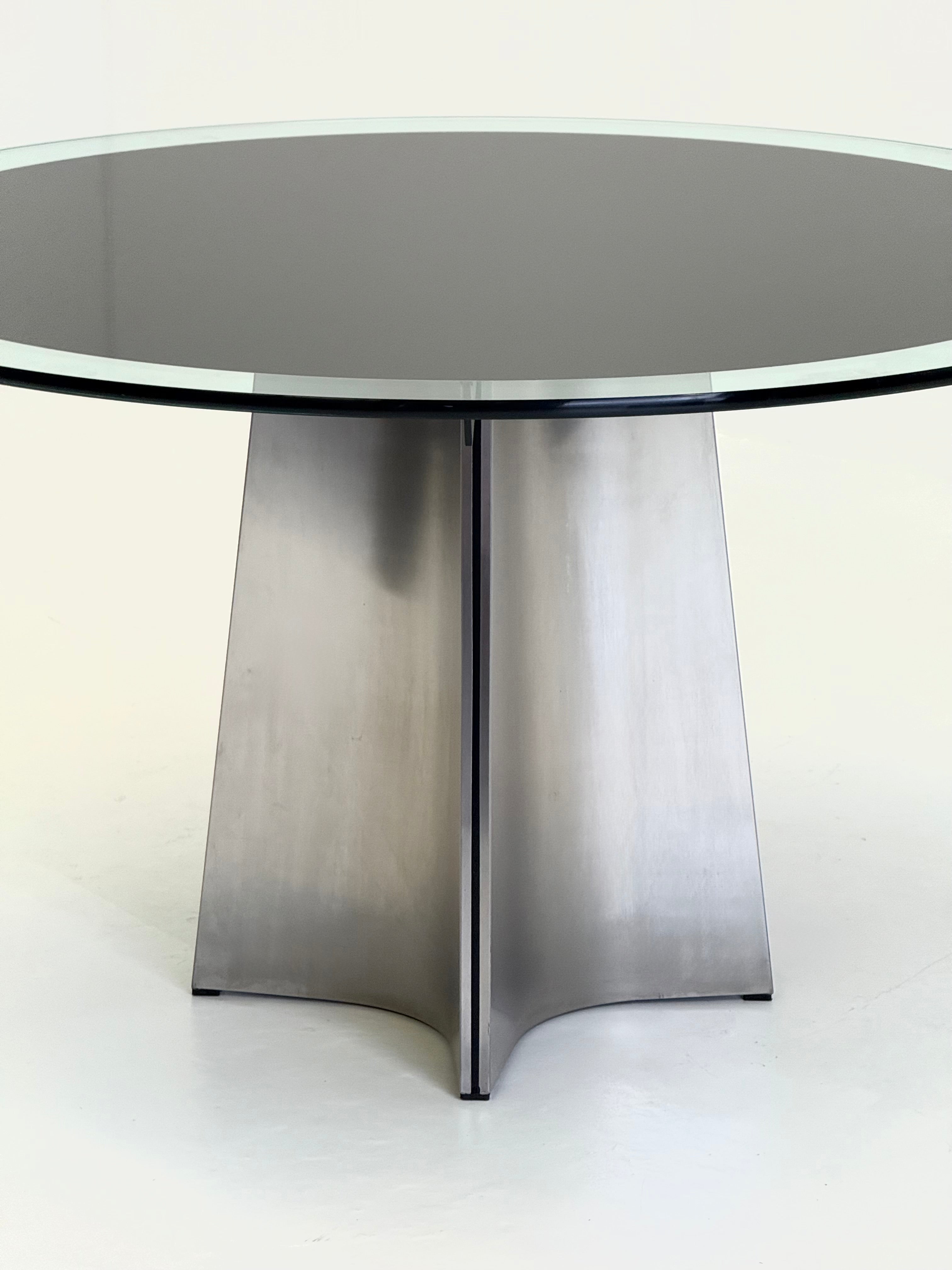 UFO_dining_table_by_Luigi_Saccardo_for_Arrmet