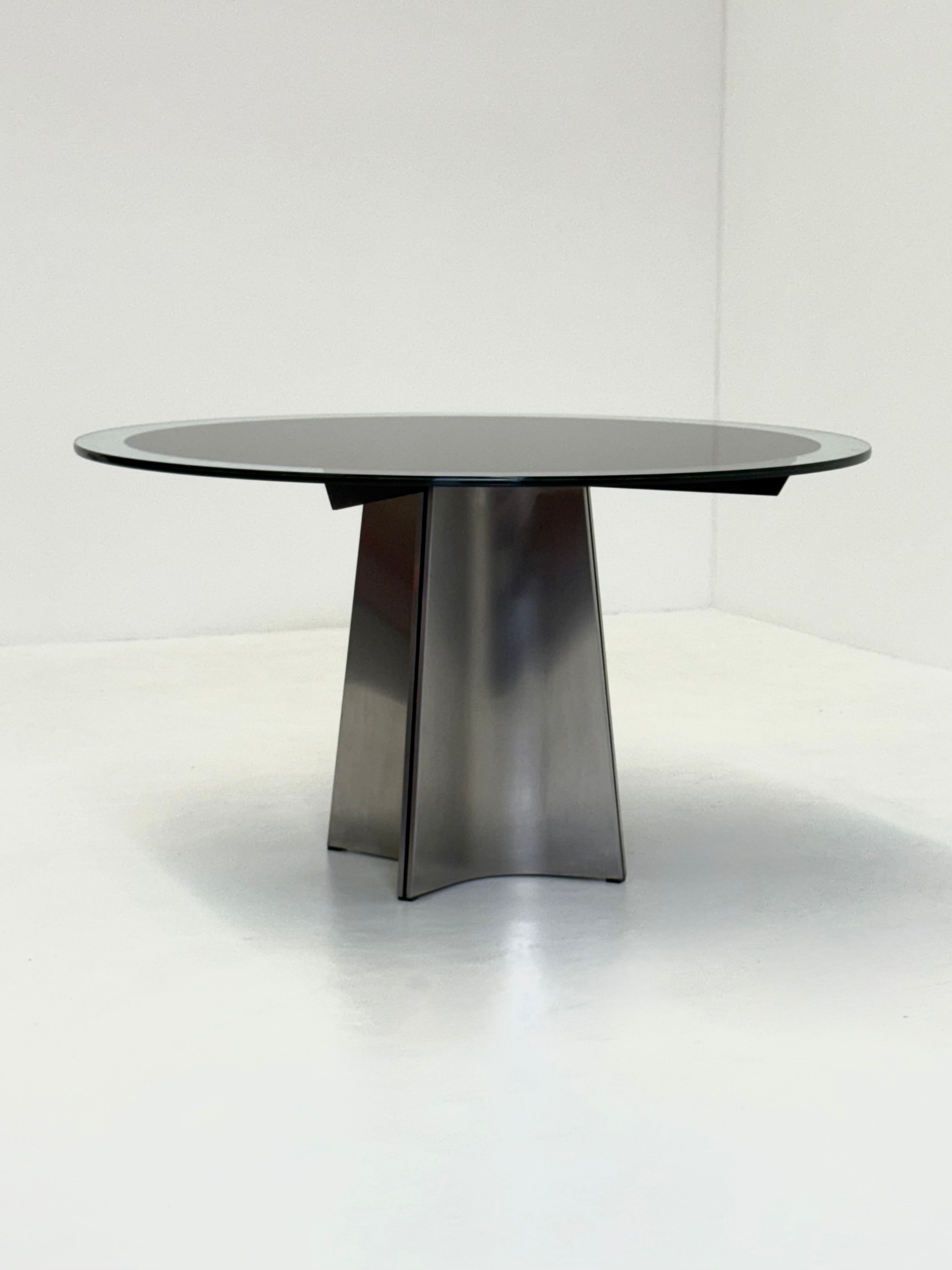 UFO_dining_table_by_Luigi_Saccardo_for_Arrmet