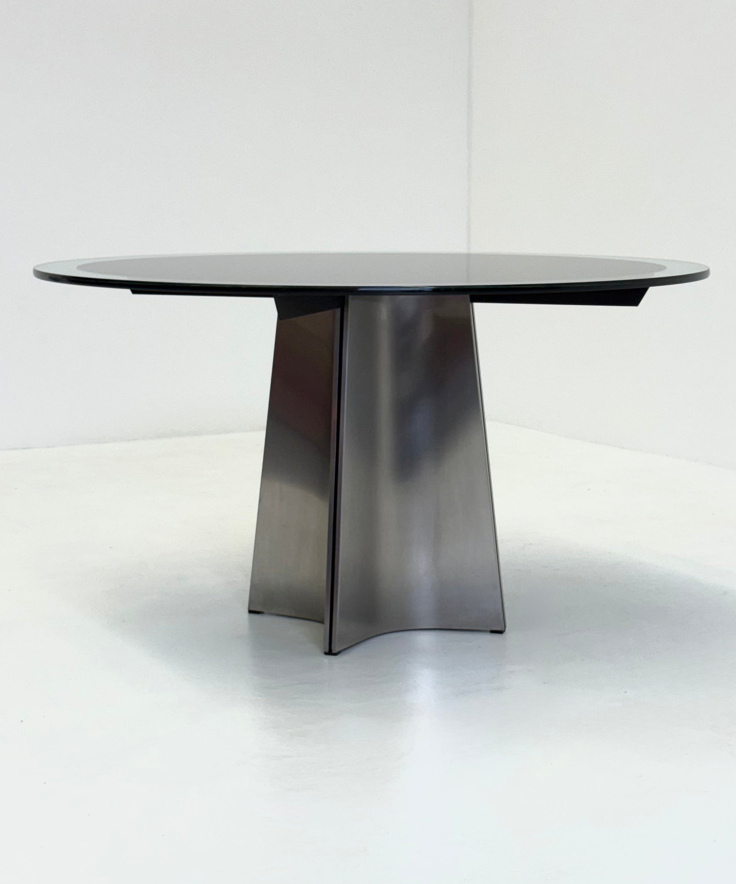 UFO_dining_table_by_Luigi_Saccardo_for_Arrmet