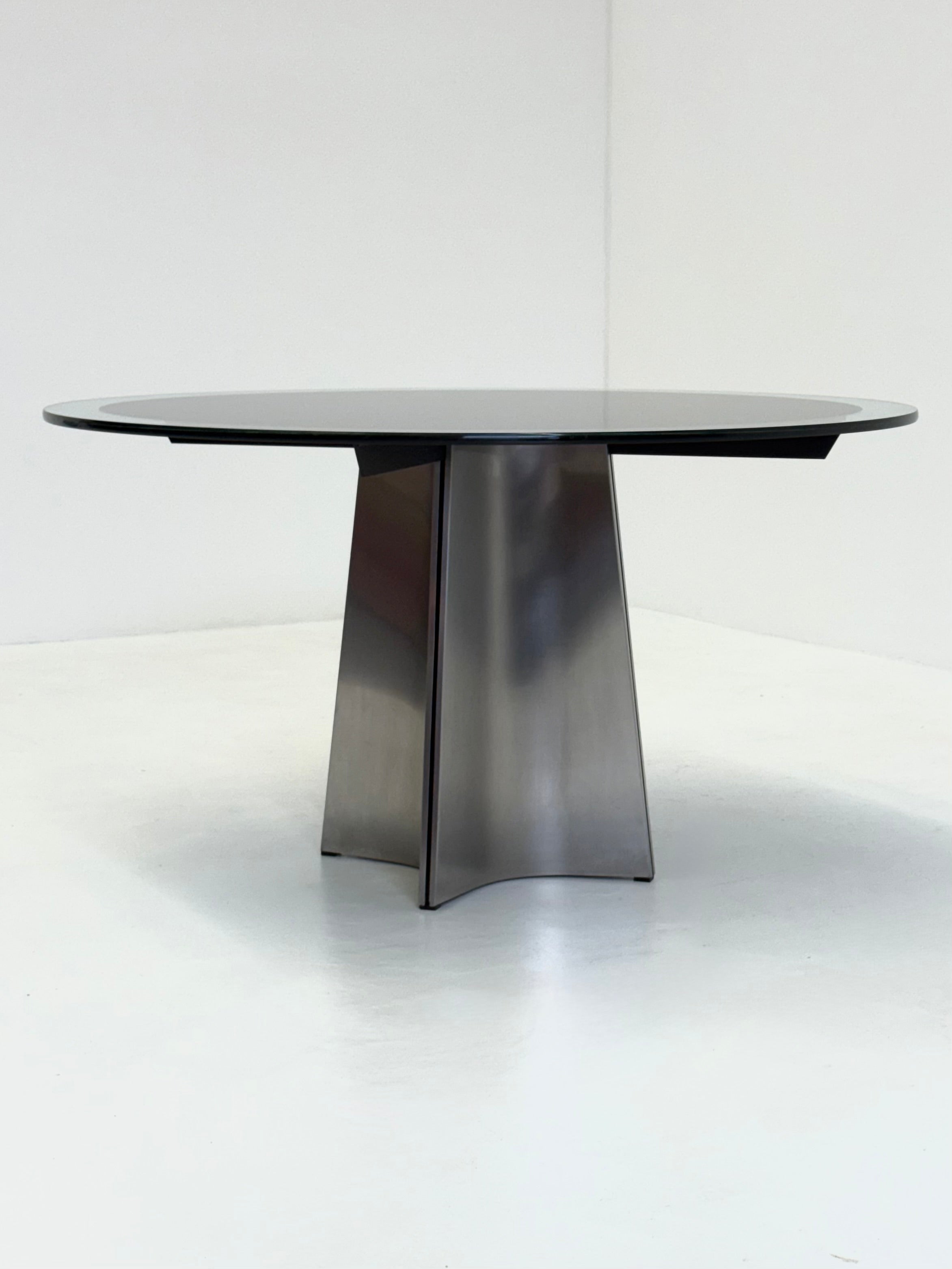 UFO_dining_table_by_Luigi_Saccardo_for_Arrmet
