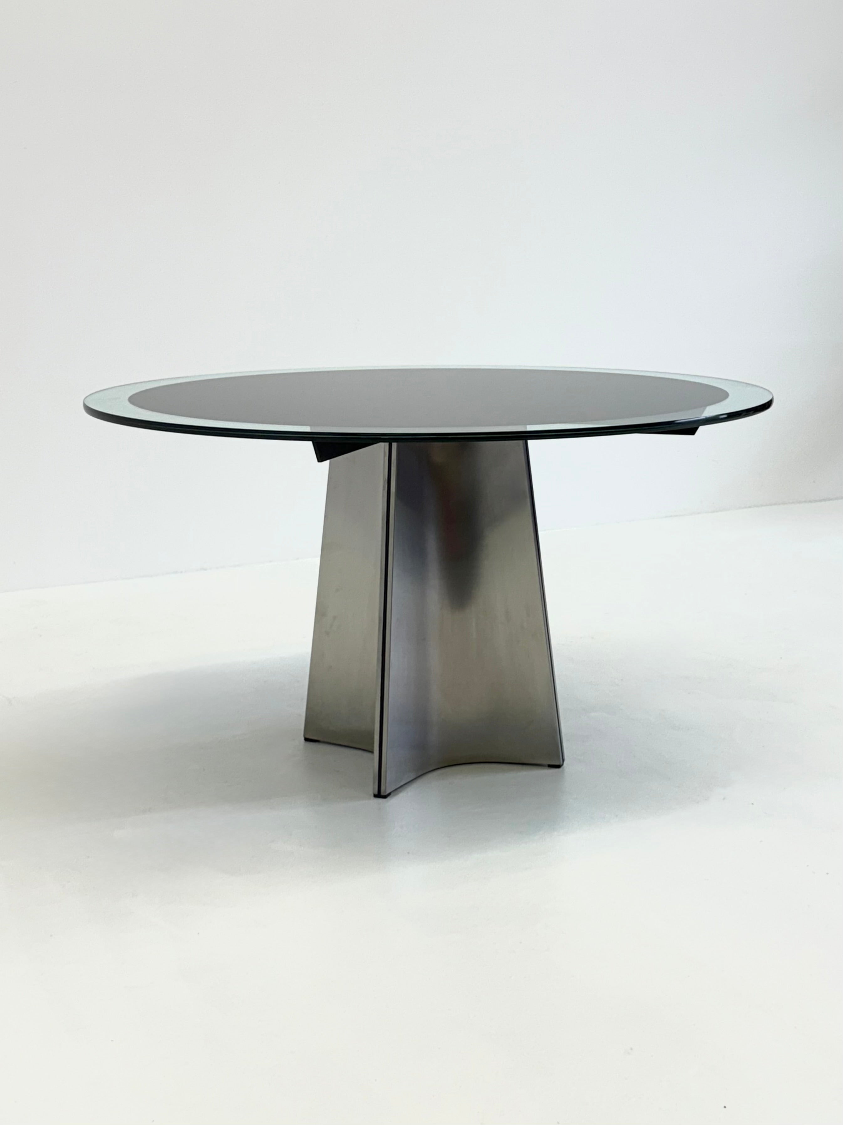 UFO_dining_table_by_Luigi_Saccardo_for_Arrmet