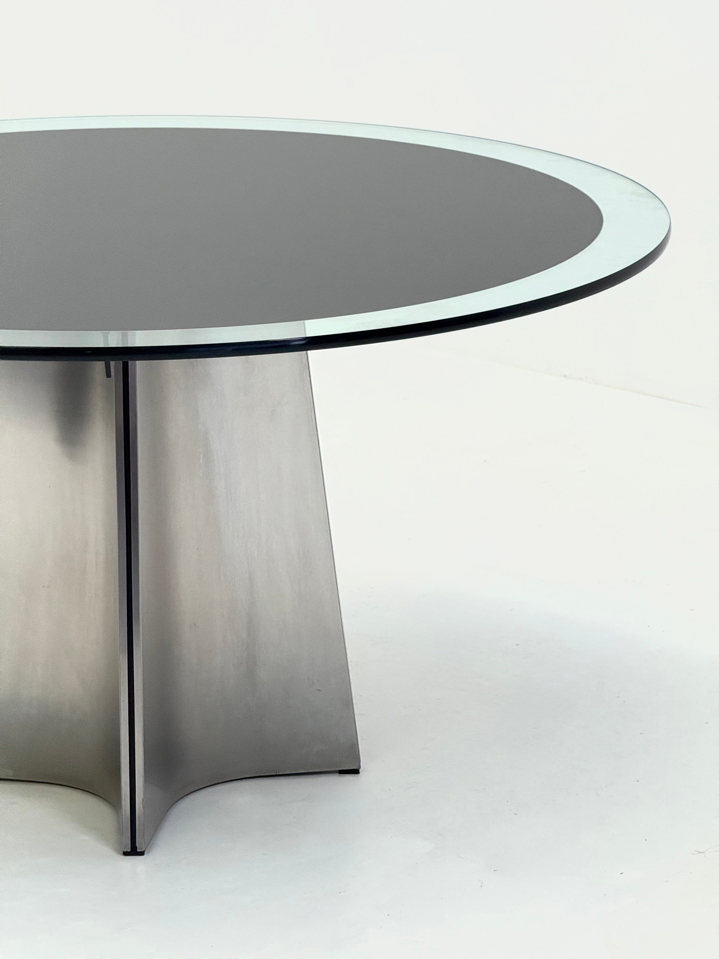 UFO_dining_table_by_Luigi_Saccardo_for_Arrmet