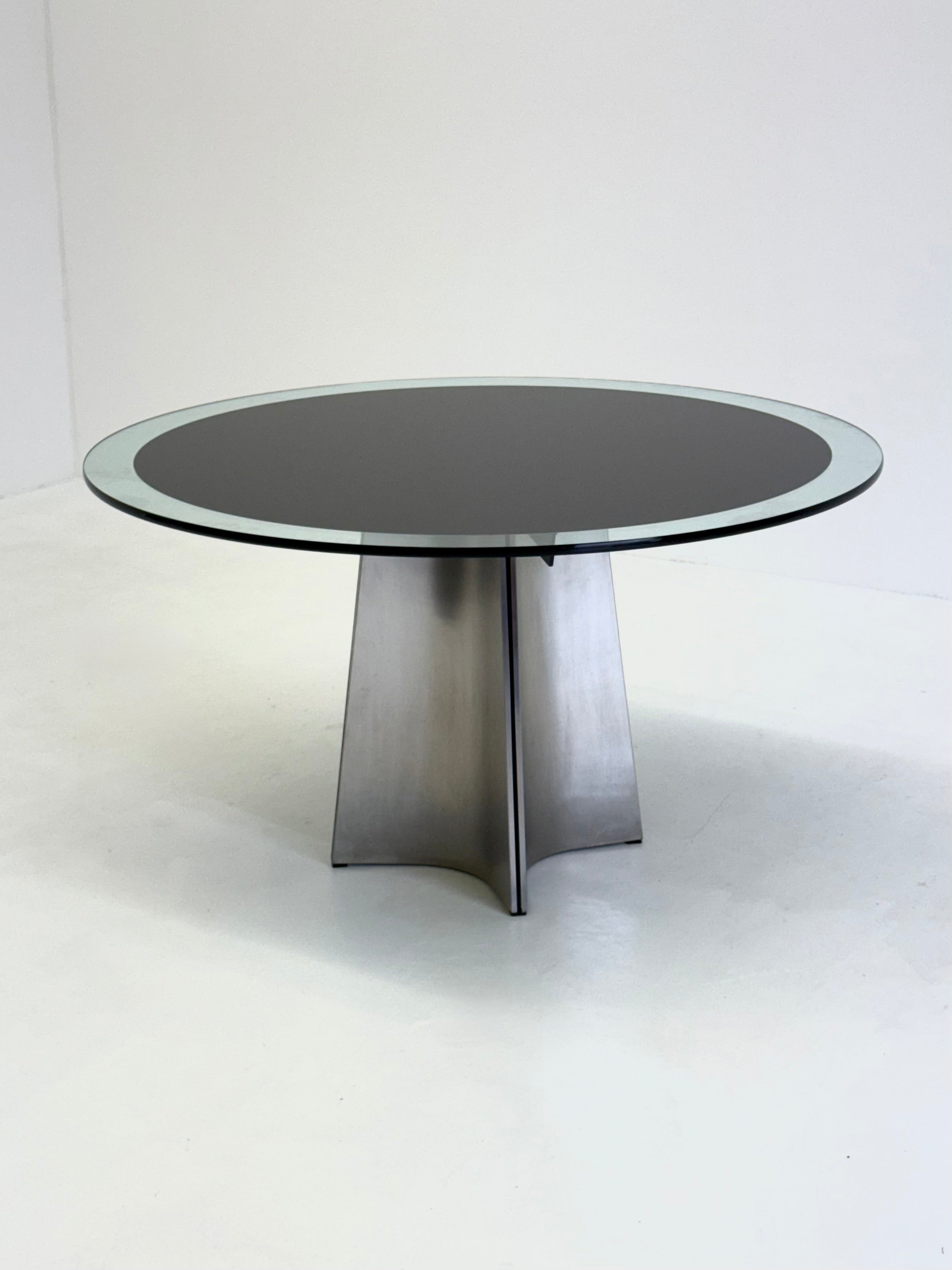 UFO_dining_table_by_Luigi_Saccardo_for_Arrmet