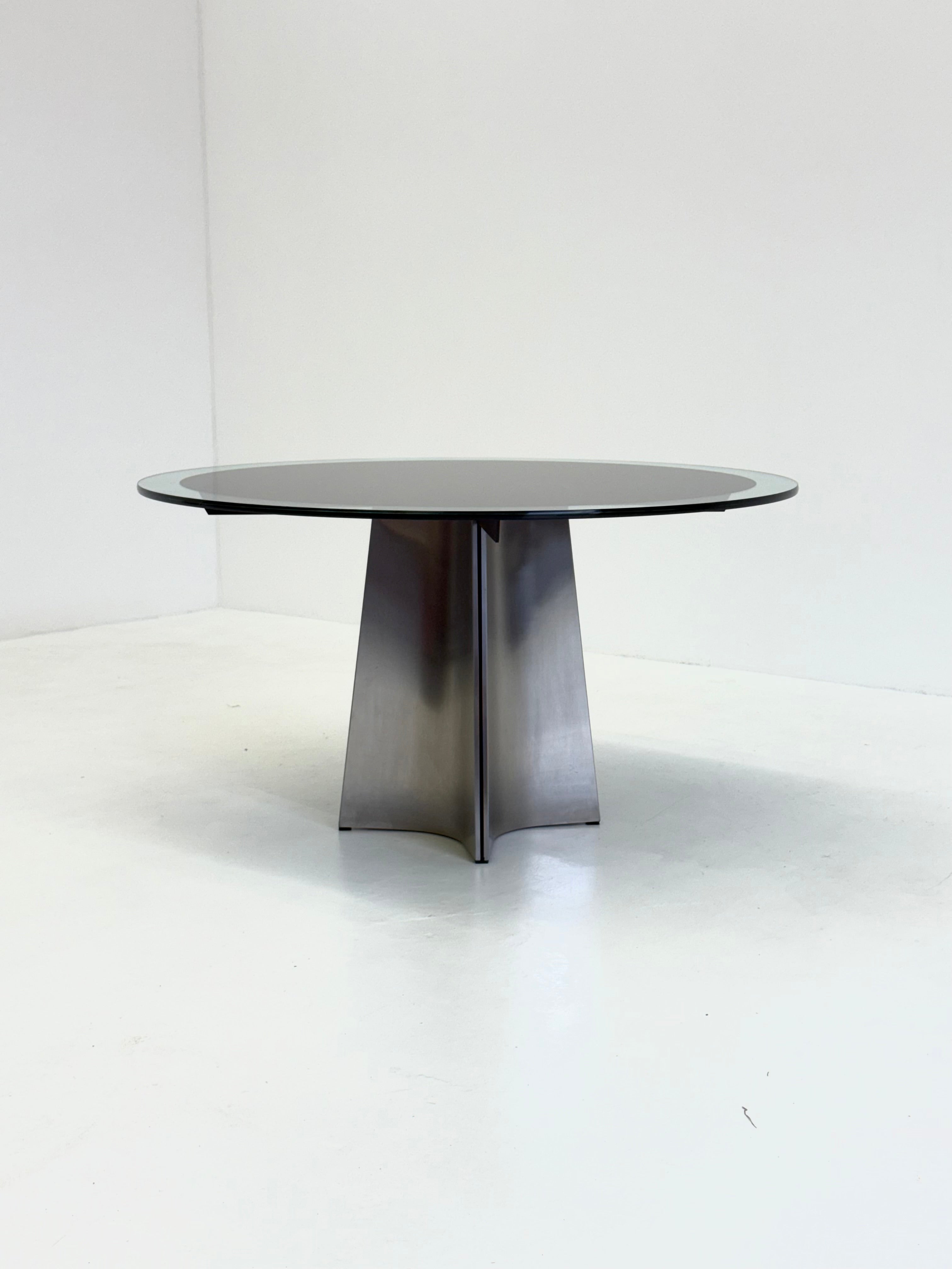 UFO_dining_table_by_Luigi_Saccardo_for_Arrmet